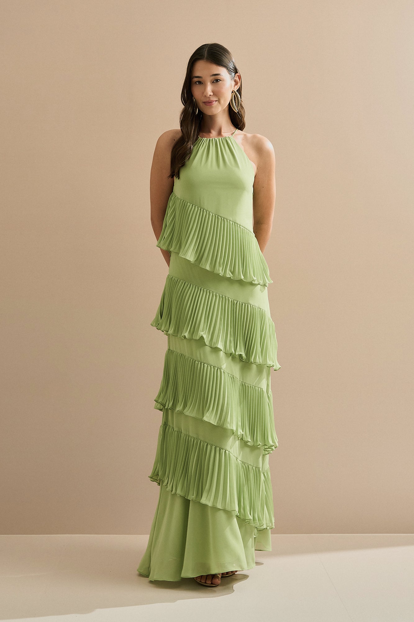 Vestido Longo em Chiffon com Decote Americano e Recortes em Camadas Plissadas Assimétricas - Sacramento Verde Matchá