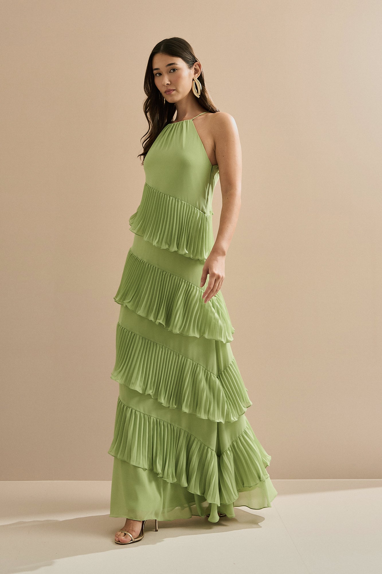 Vestido Longo em Chiffon com Decote Americano e Recortes em Camadas Plissadas Assimétricas - Sacramento Verde Matchá