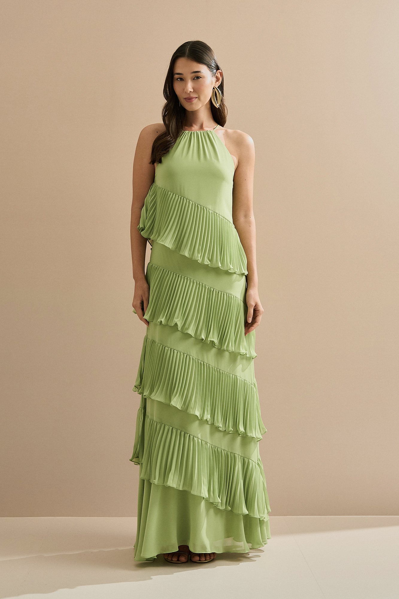Vestido Longo em Chiffon com Decote Americano e Recortes em Camadas Plissadas Assimétricas - Sacramento Verde Matchá