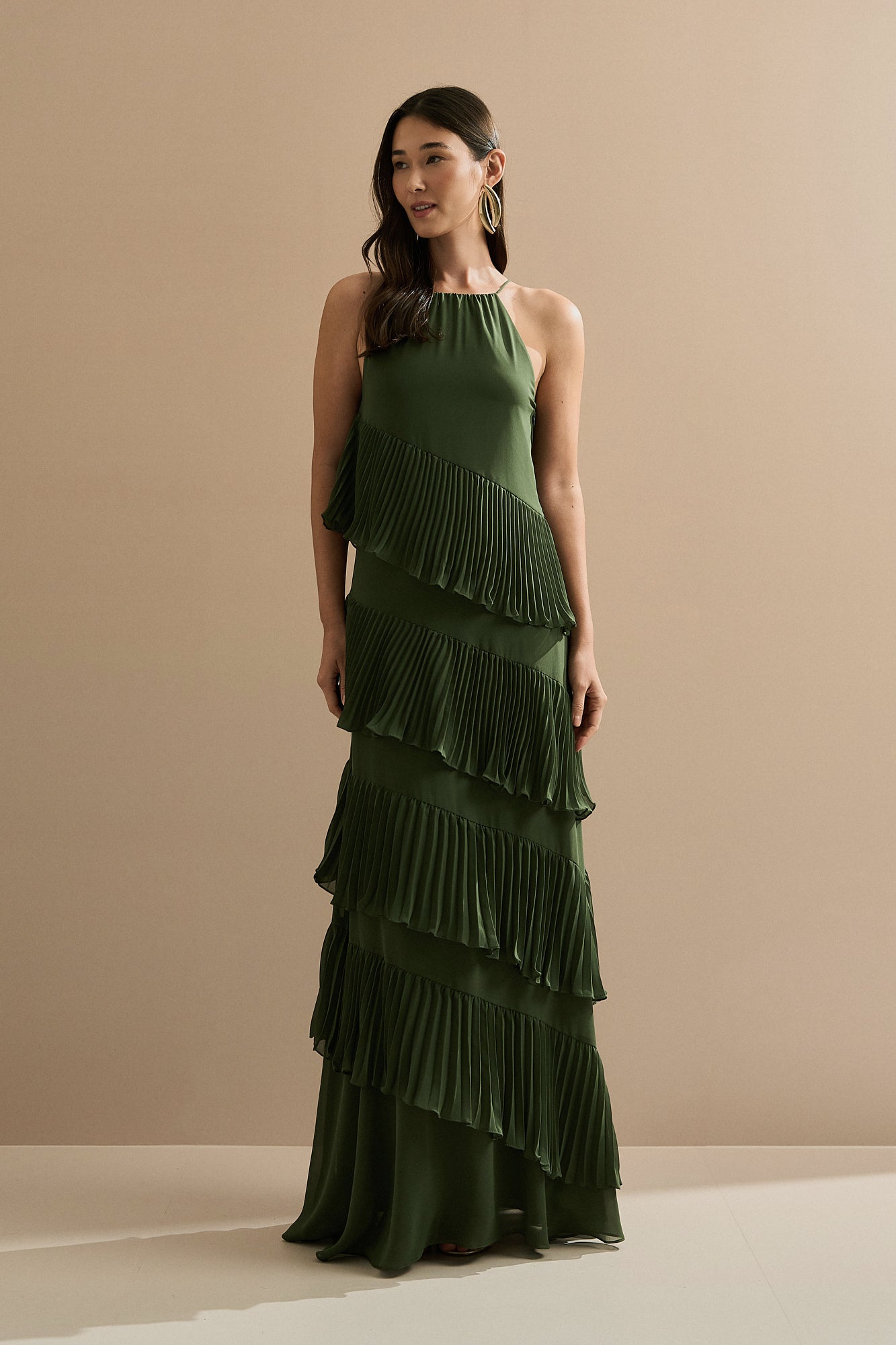 Vestido Longo em Chiffon com Decote Americano e Recortes em Camadas Plissadas Assimétricas - Sacramento Verde Oliva