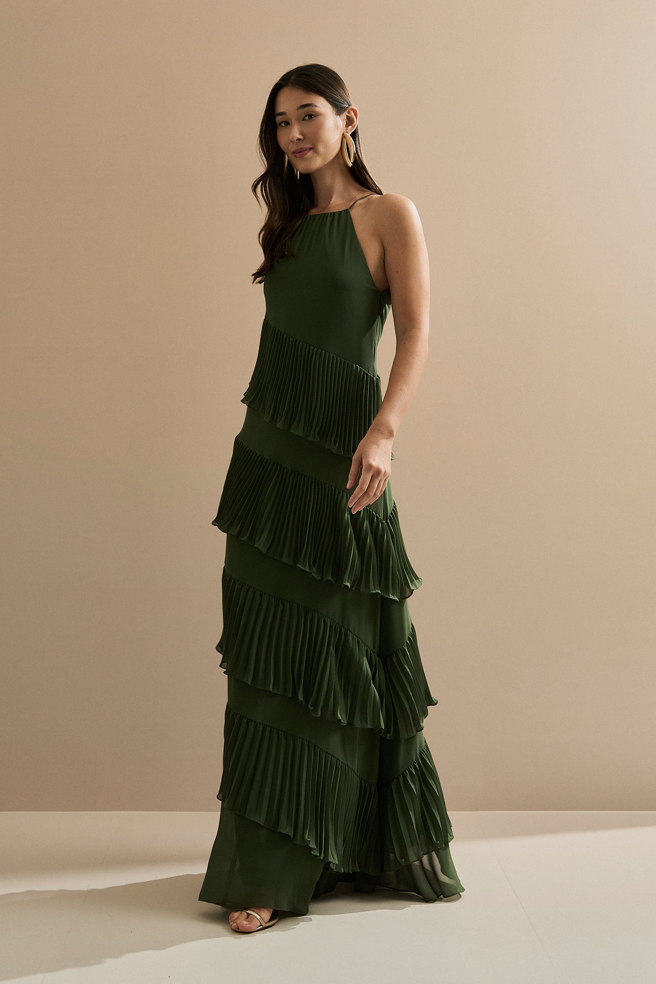 Vestido Longo em Chiffon com Decote Americano e Recortes em Camadas Plissadas Assimétricas - Sacramento Verde Oliva