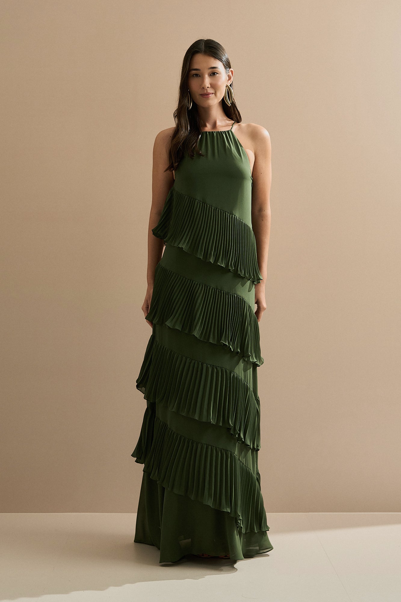 Vestido Longo em Chiffon com Decote Americano e Recortes em Camadas Plissadas Assimétricas - Sacramento Verde Oliva