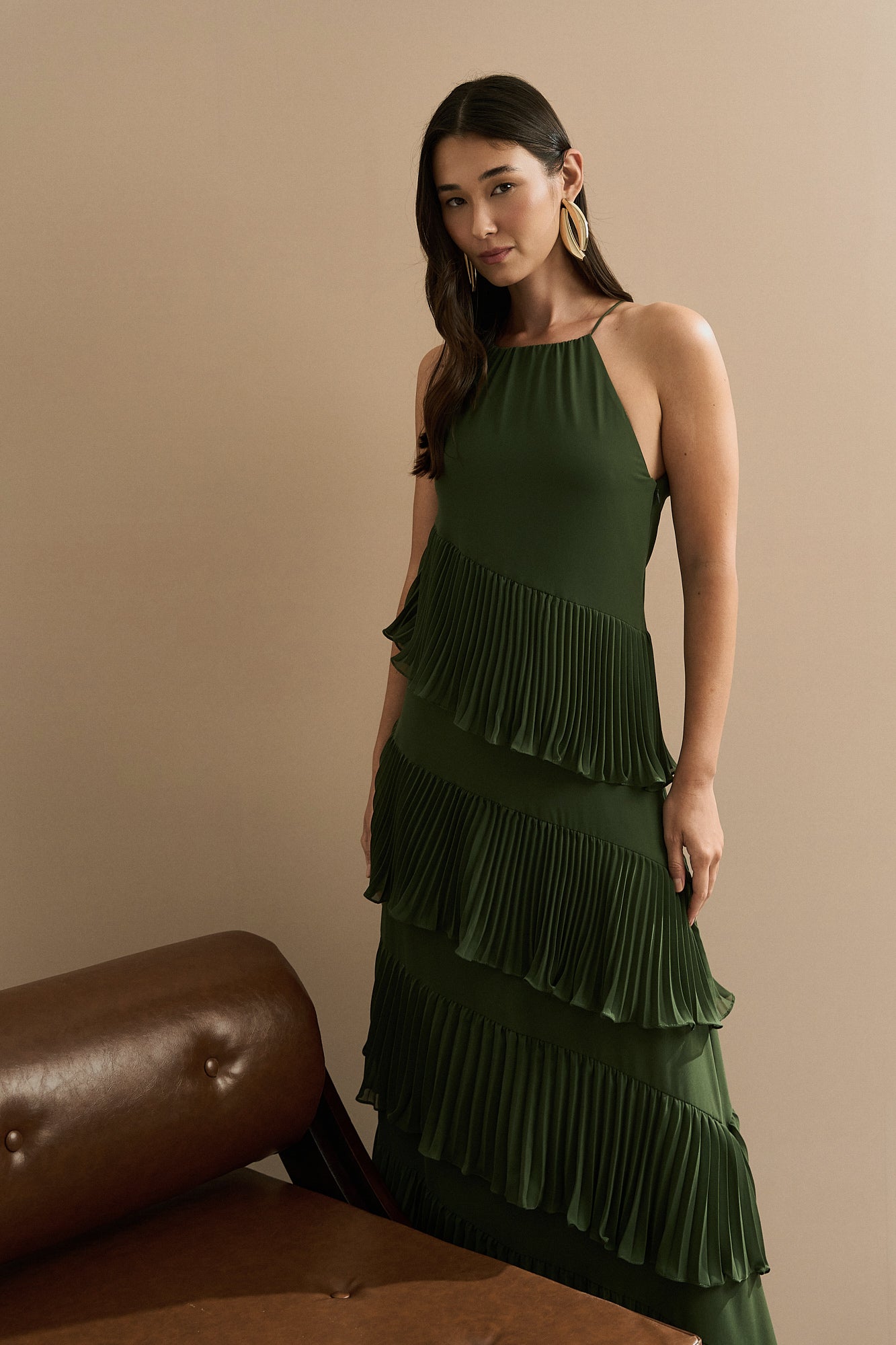 Vestido Longo em Chiffon com Decote Americano e Recortes em Camadas Plissadas Assimétricas - Sacramento Verde Oliva