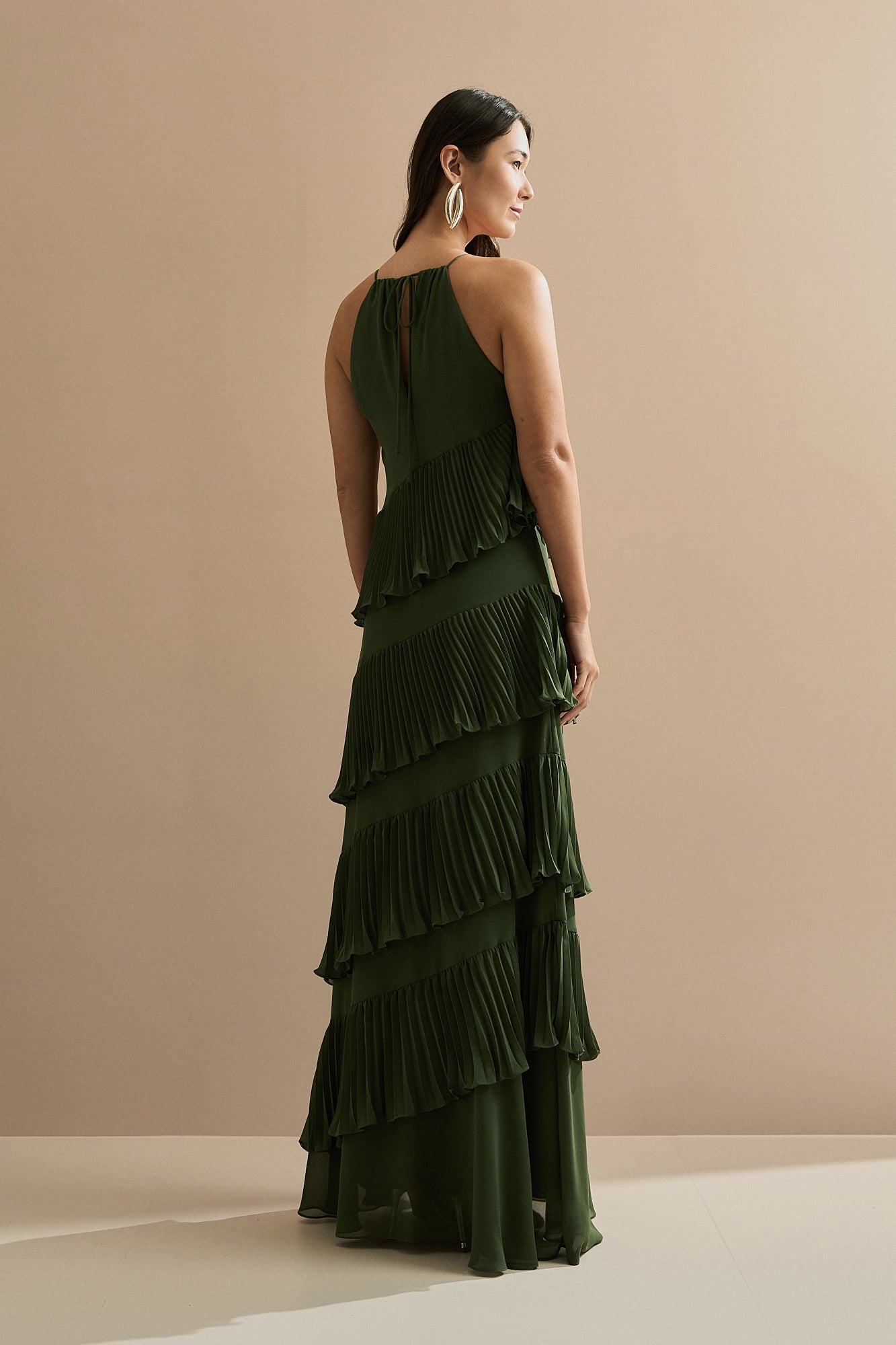 Vestido Longo em Chiffon com Decote Americano e Recortes em Camadas Plissadas Assimétricas - Sacramento Verde Oliva