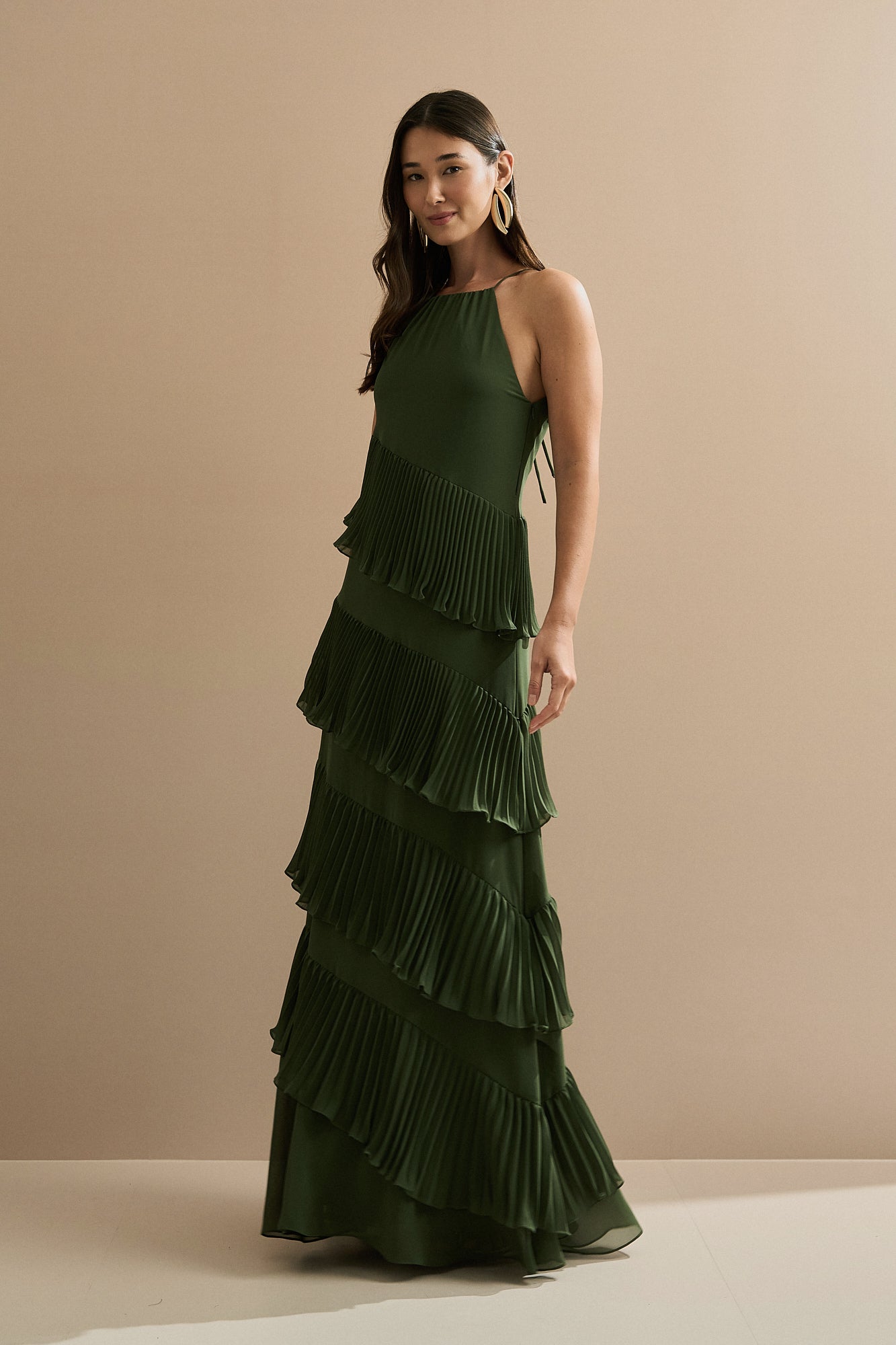 Vestido Longo em Chiffon com Decote Americano e Recortes em Camadas Plissadas Assimétricas - Sacramento Verde Oliva