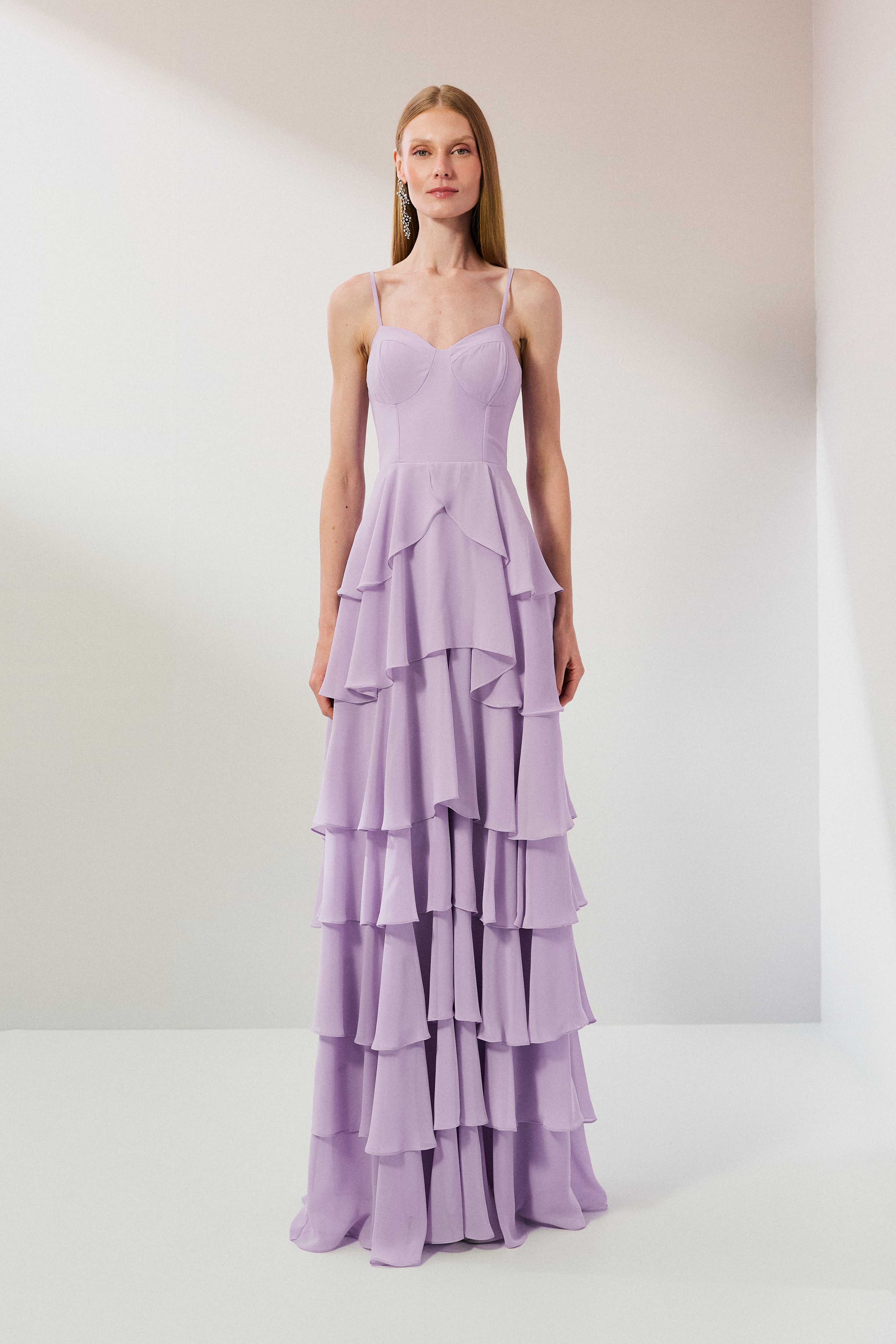 Vestido Longo em Chiffon com Decote Coração, Alças Finas e Saia em Babados - Indonésia Lilás | Lavanda