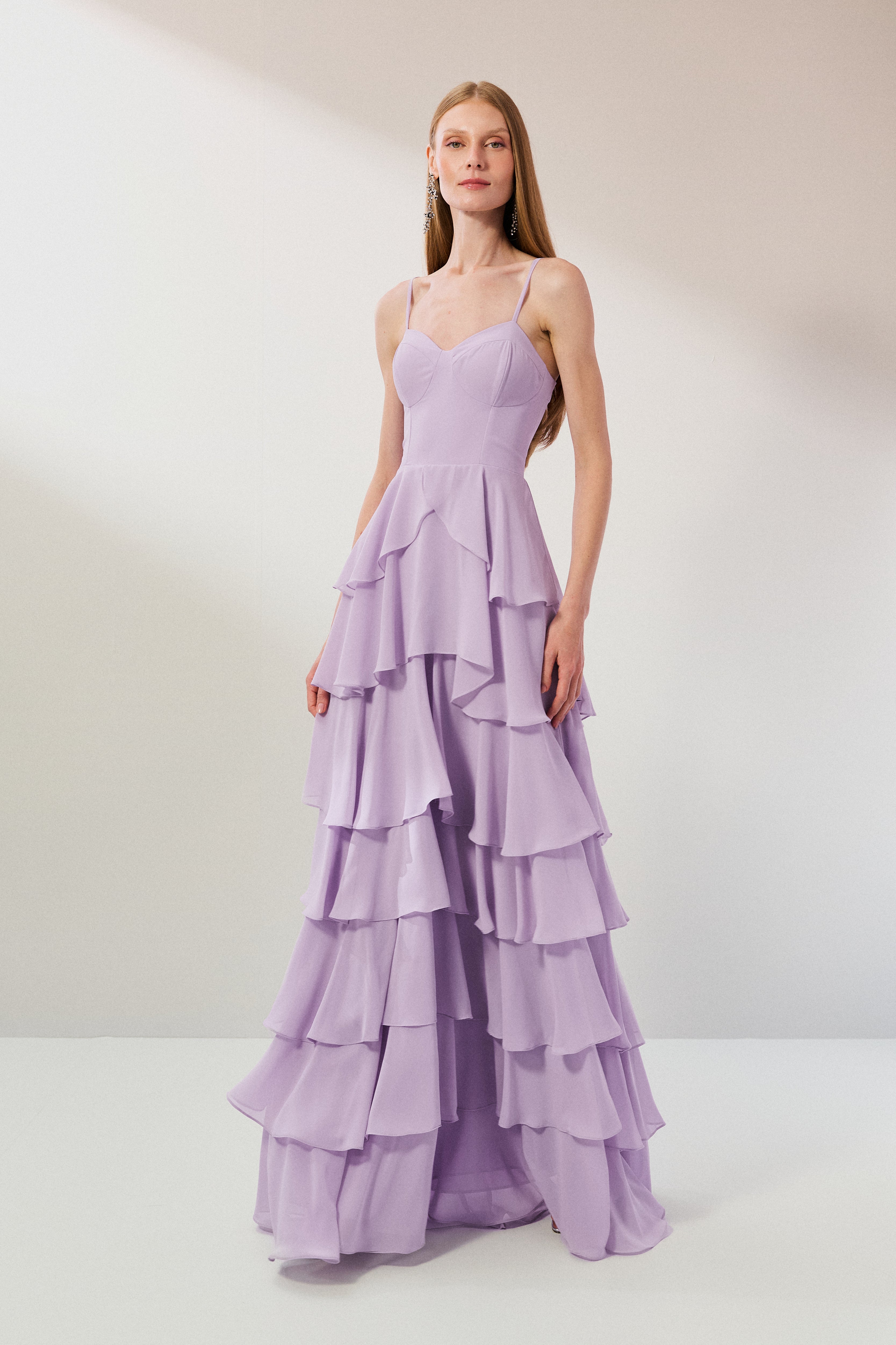 Vestido_Longo_em_Chiffon_com_Decote_Coracao_Alcas_Finas_e_Saia_em_Babados_Indonesia_Lilas2.jpg