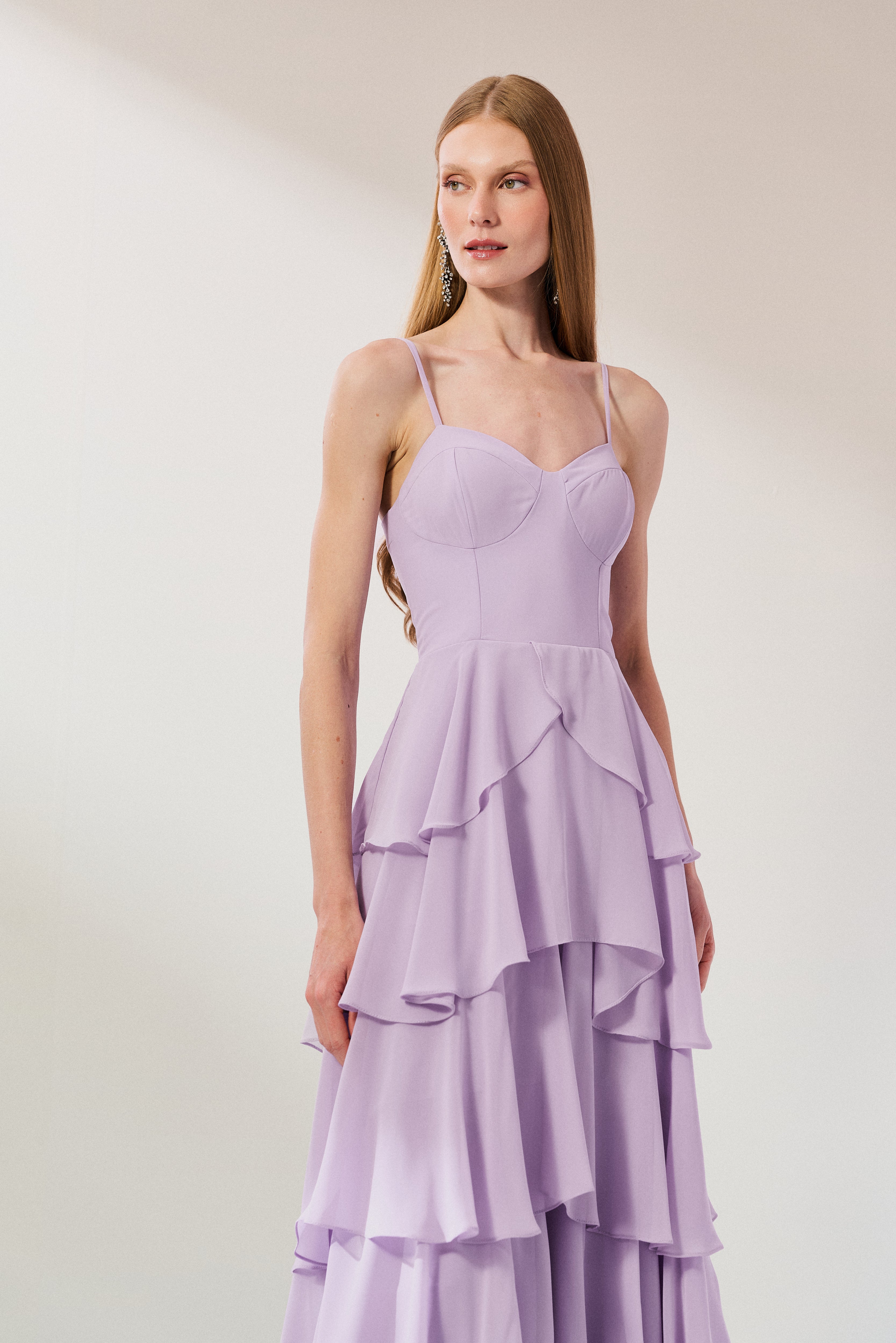 Vestido_Longo_em_Chiffon_com_Decote_Coracao_Alcas_Finas_e_Saia_em_Babados_Indonesia_Lilas3.jpg