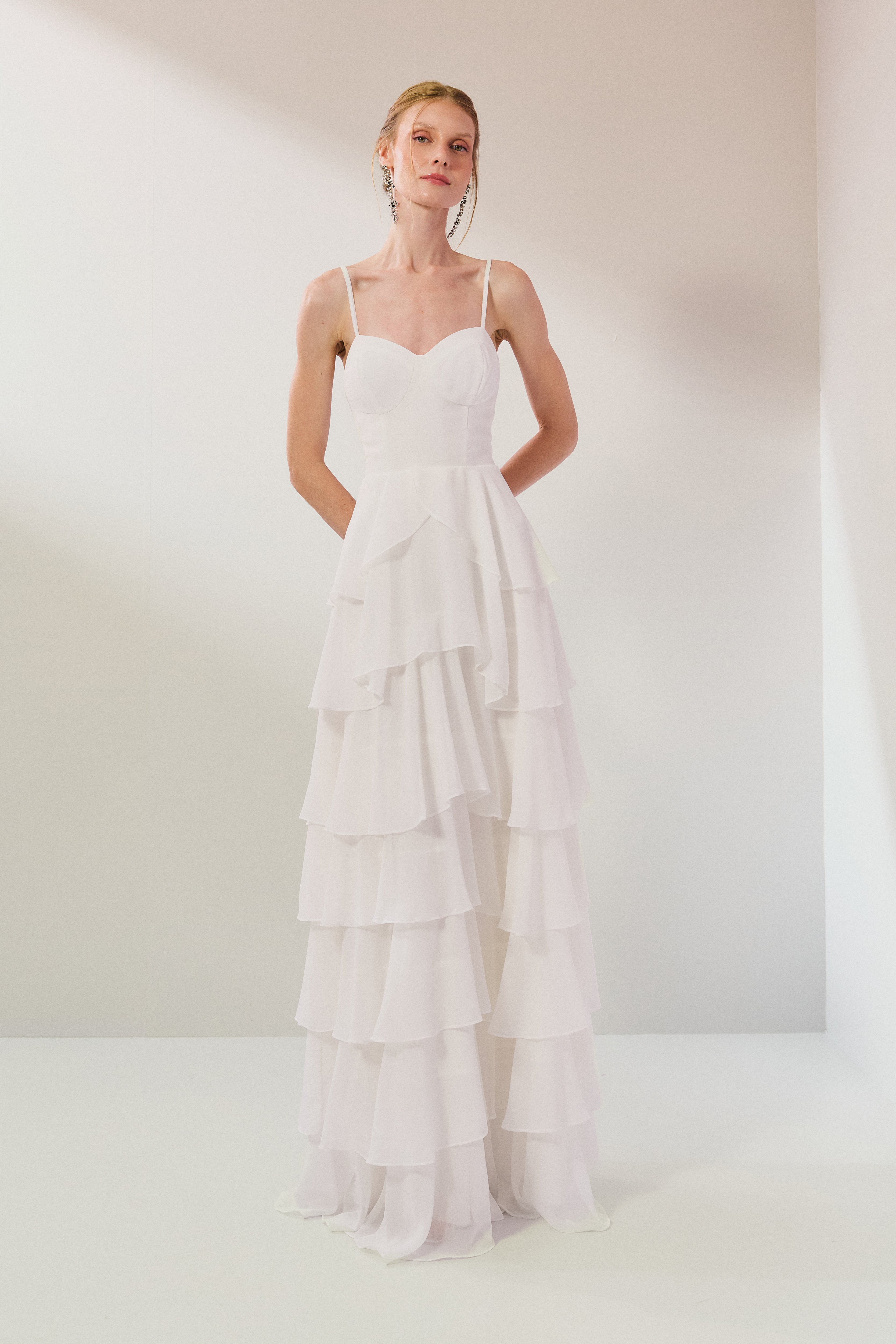 Vestido_Longo_em_Chiffon_com_Decote_Coracao_Alcas_Finas_e_Saia_em_Babados_Indonesia_Off_White1.jpg