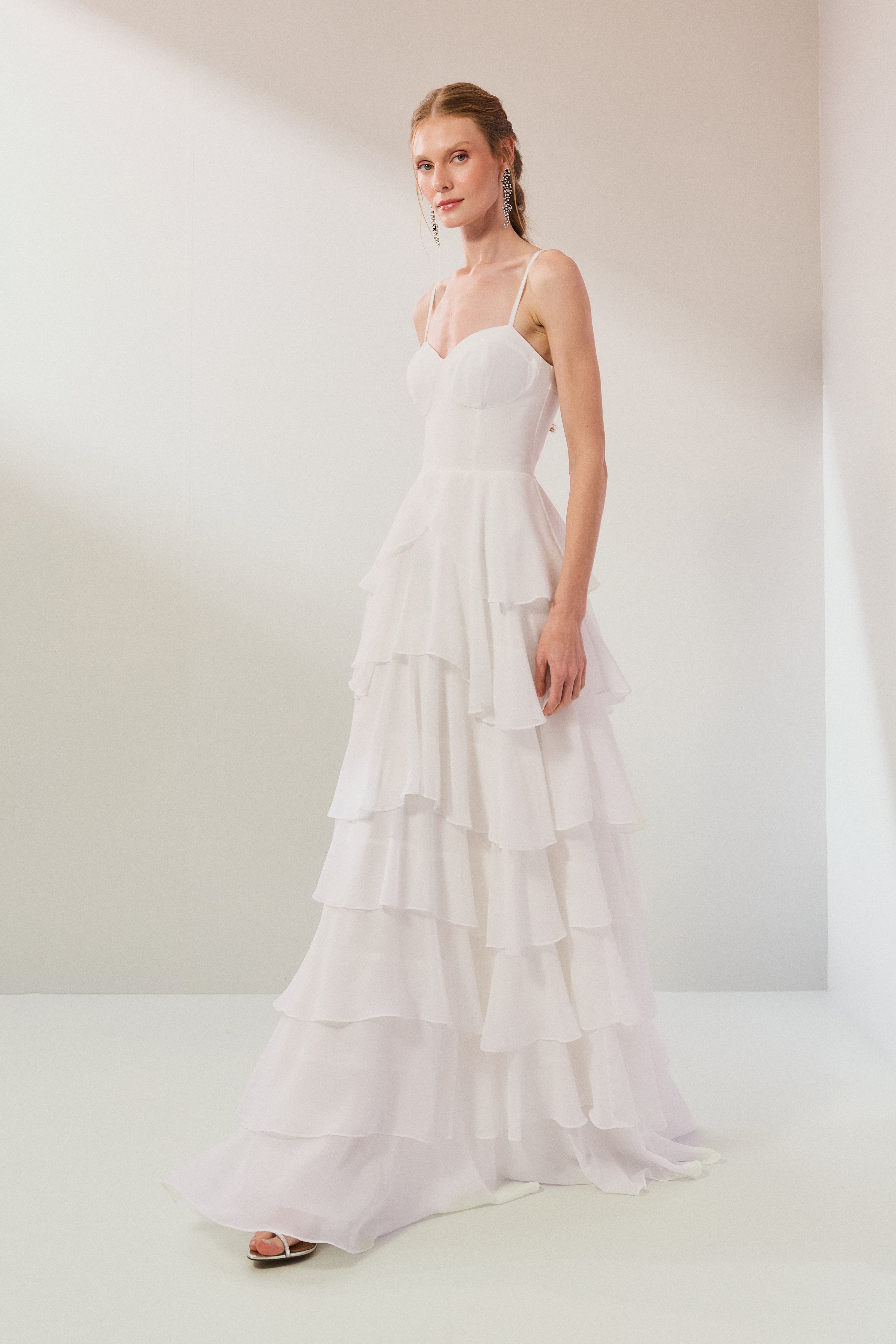 Vestido Longo em Chiffon com Decote Coração, Alças Finas e Saia em Babados - Indonésia Off White