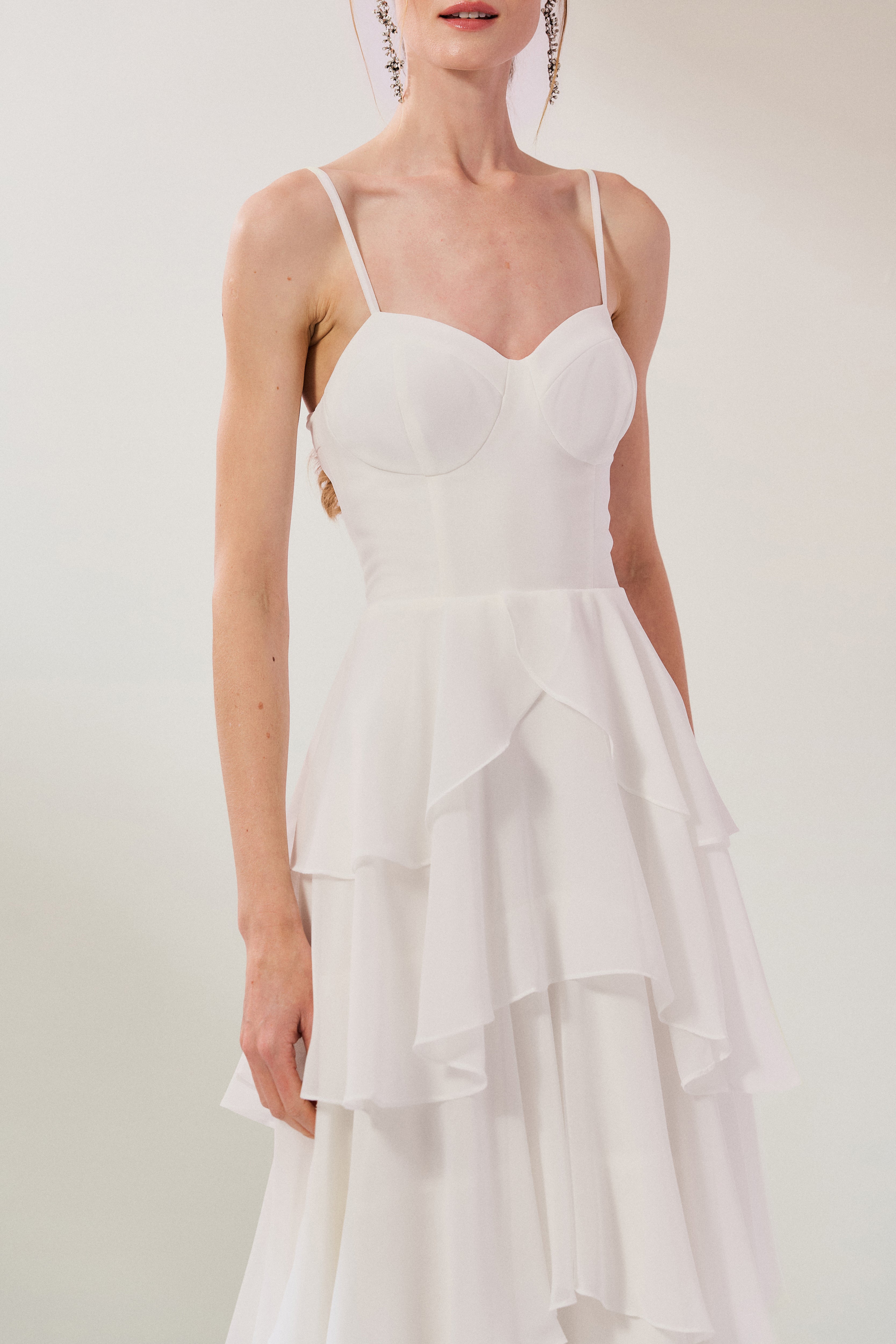 Vestido Longo em Chiffon com Decote Coração, Alças Finas e Saia em Babados - Indonésia Off White