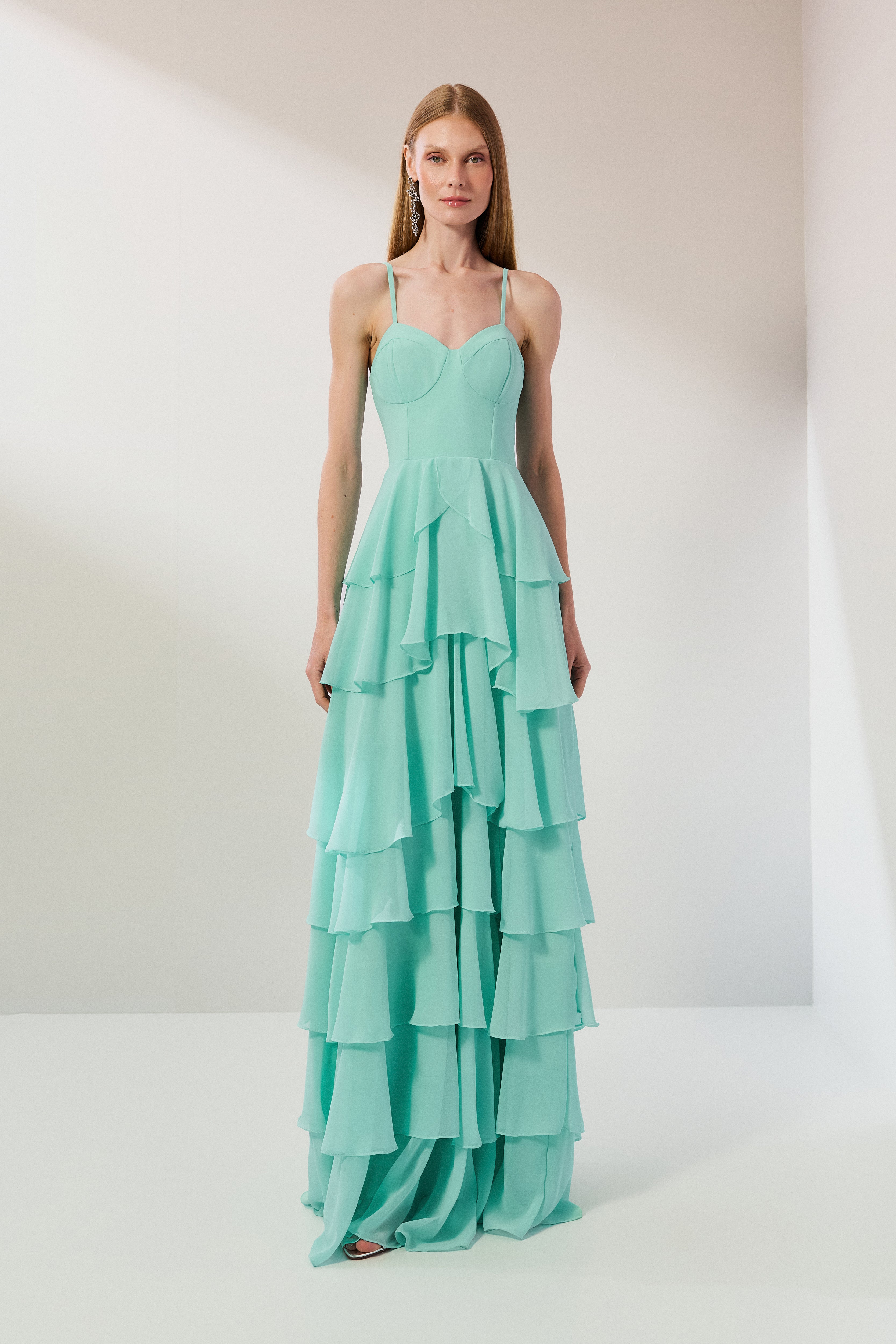 Vestido Longo em Chiffon com Decote Coração, Alças Finas e Saia em Babados - Indonésia Verde Tiffany