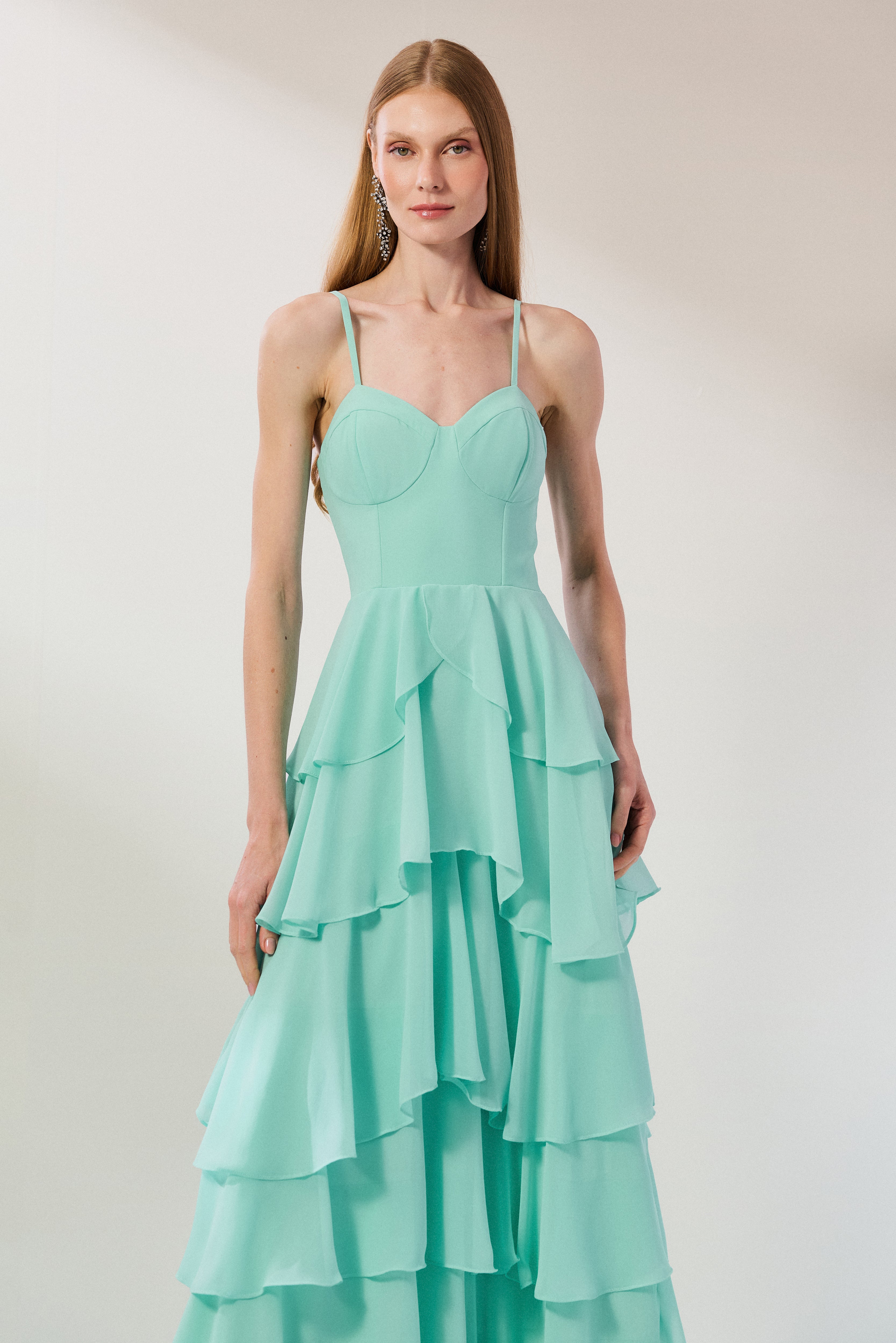 Vestido Longo em Chiffon com Decote Coração, Alças Finas e Saia em Babados - Indonésia Verde Tiffany