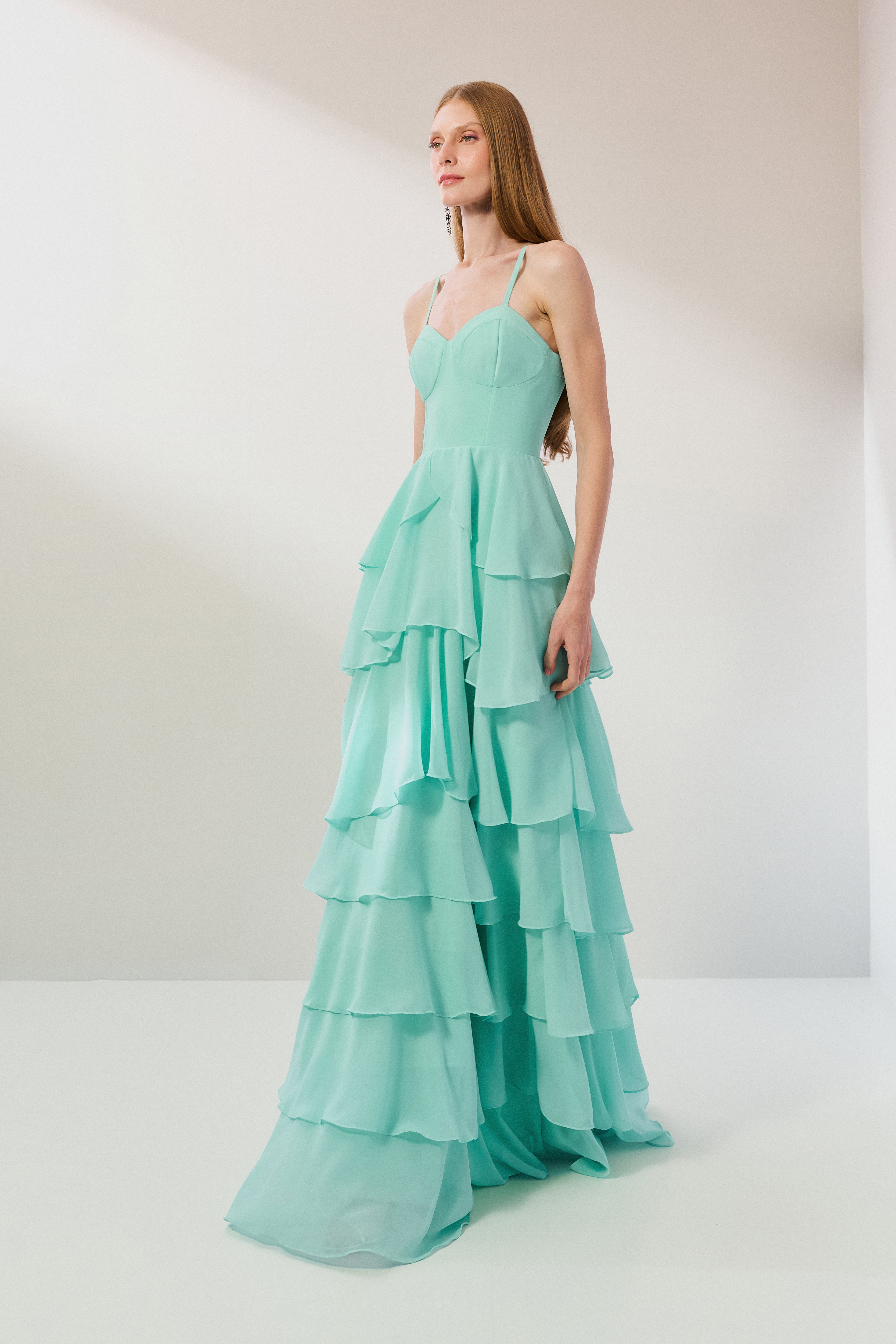 Vestido_Longo_em_Chiffon_com_Decote_Coracao_Alcas_Finas_e_Saia_em_Babados_Indonesia_Tiffany3.jpg