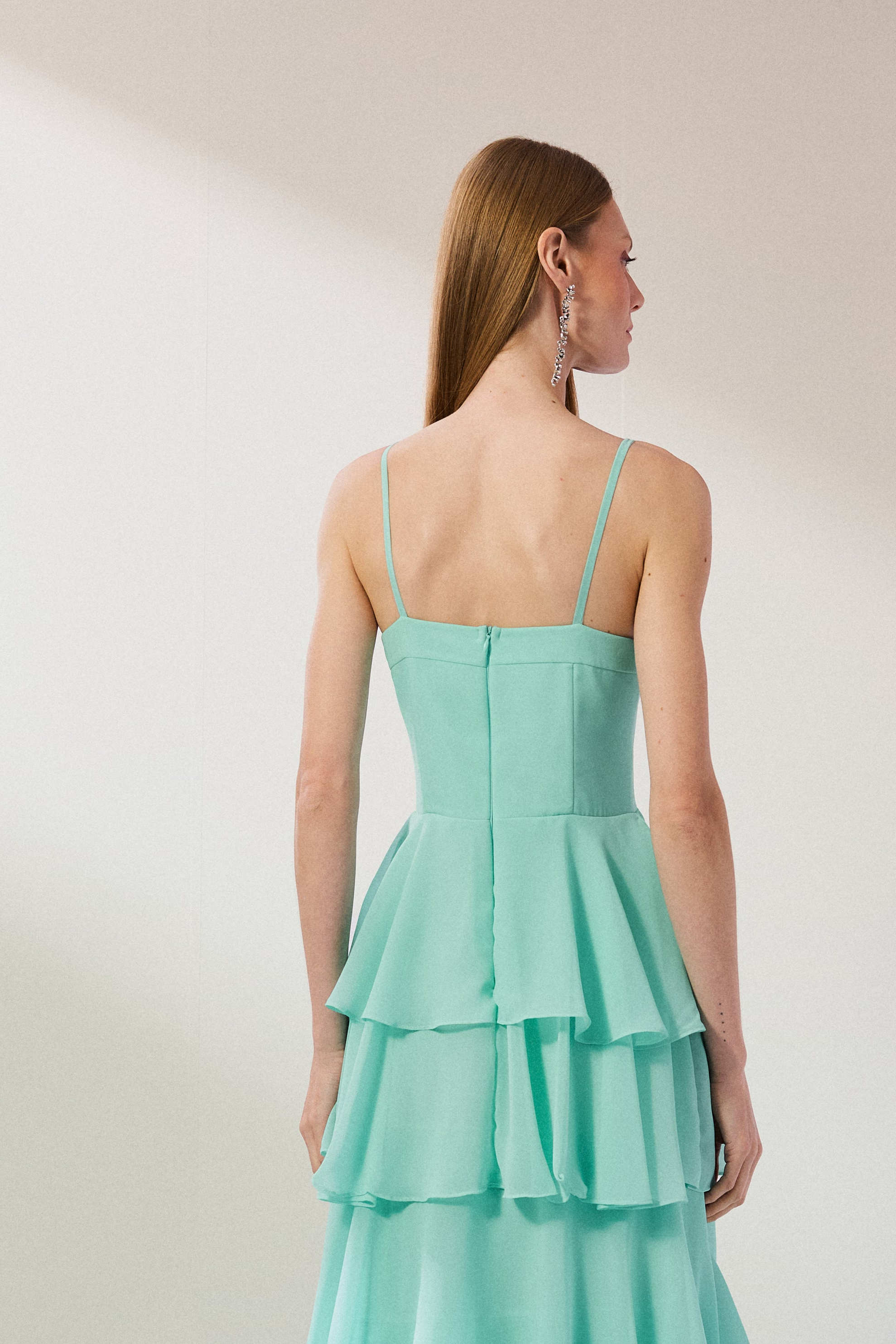 Vestido Longo em Chiffon com Decote Coração, Alças Finas e Saia em Babados - Indonésia Verde Tiffany