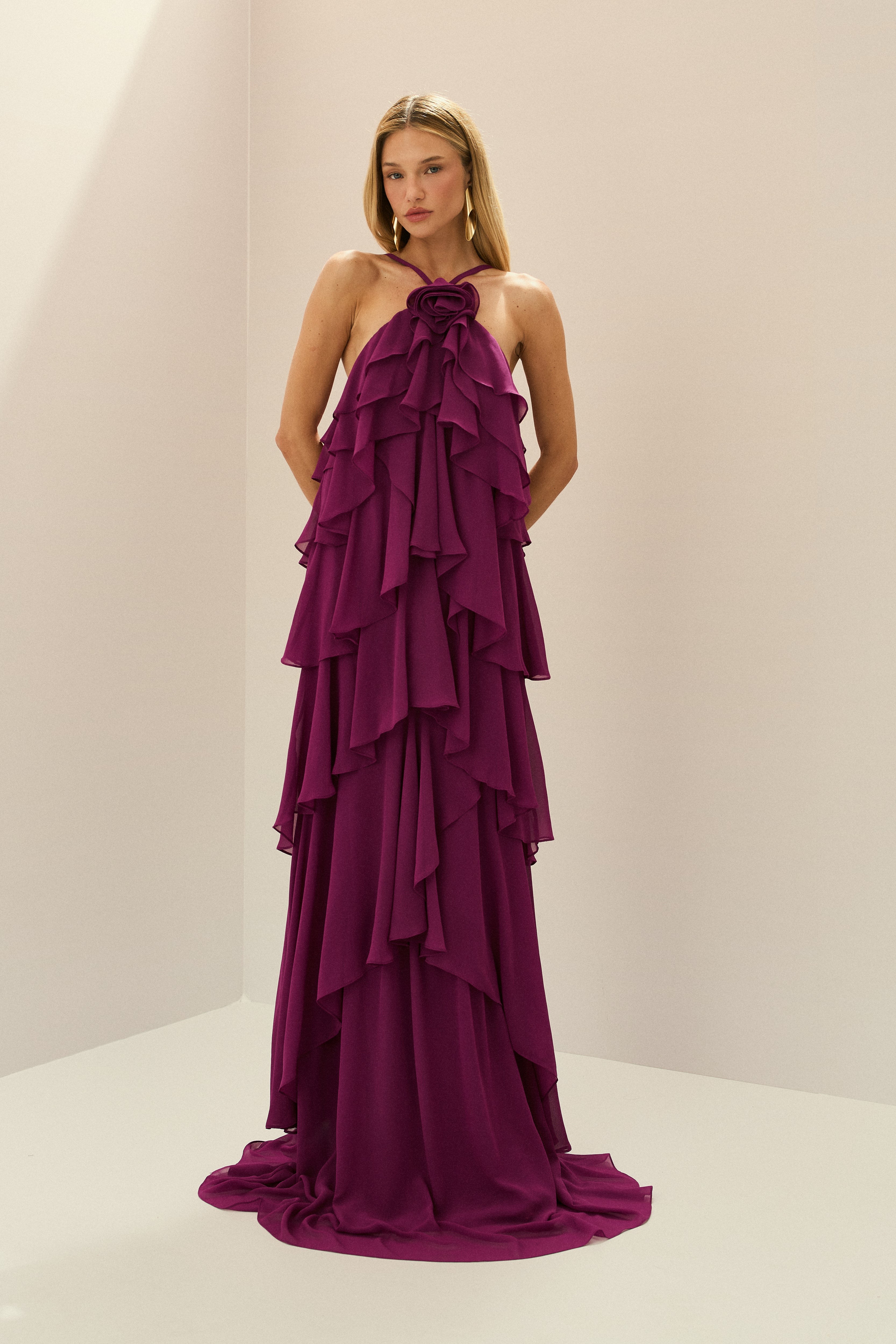 Vestido Longo em Chiffon com Decote Halter, Flor Removível, Babados em Camadas e Costas Abertas - Atacama Fúcsia