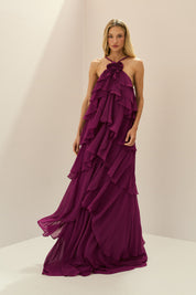 Vestido Longo em Chiffon com Decote Halter, Flor Removível, Babados em Camadas e Costas Abertas - Atacama Fúcsia