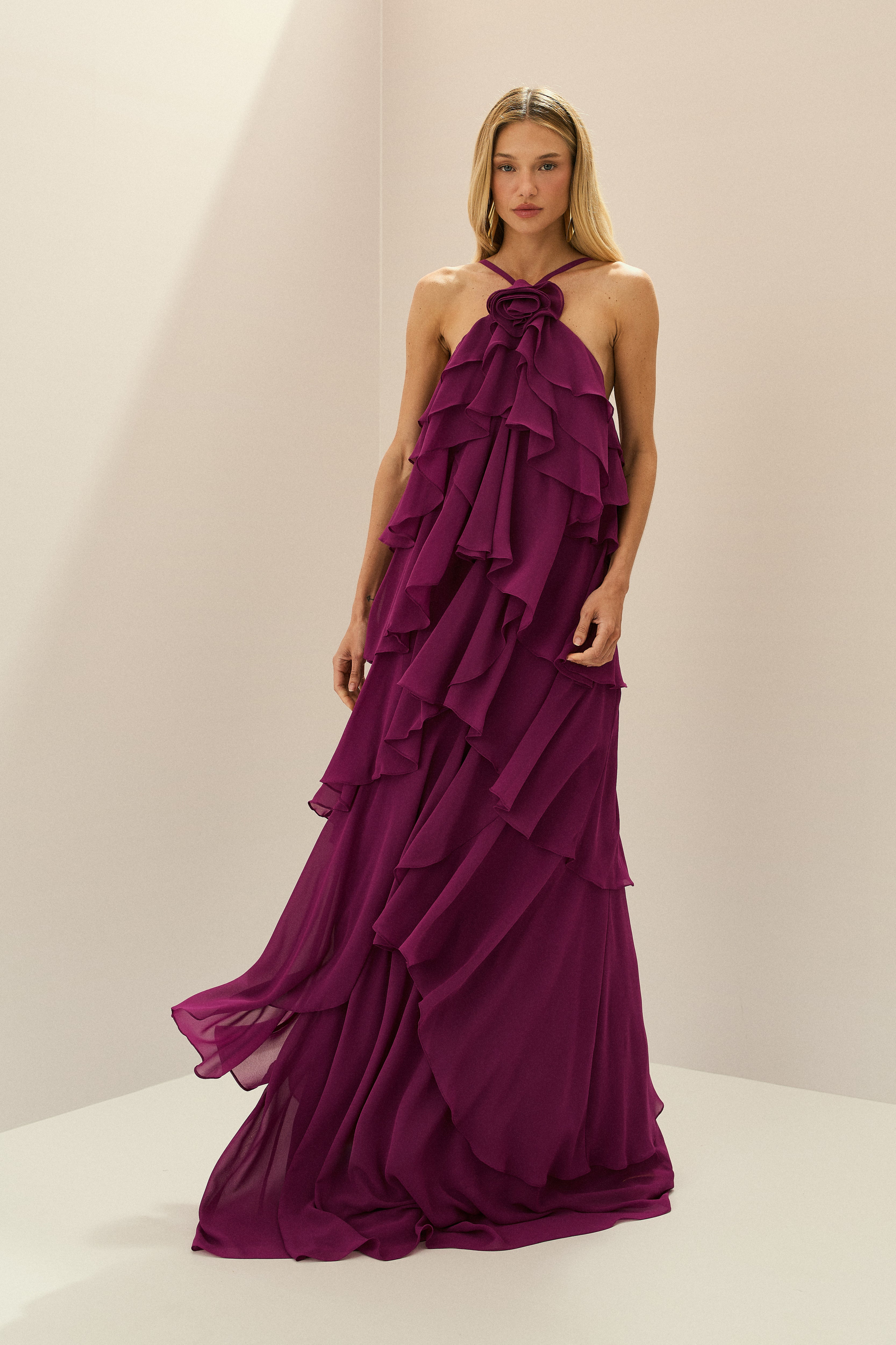 Vestido Longo em Chiffon com Decote Halter, Flor Removível, Babados em Camadas e Costas Abertas - Atacama Fúcsia