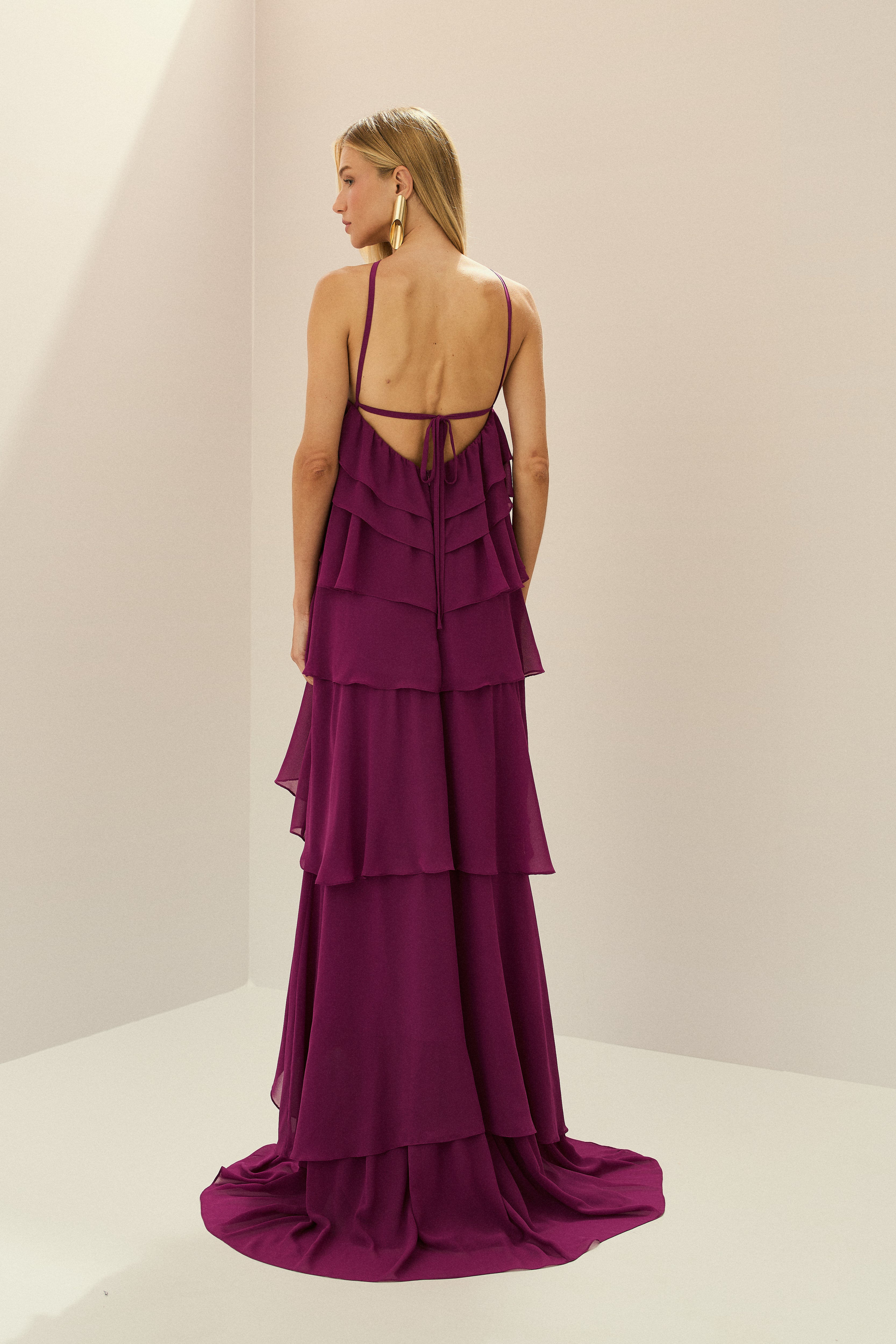 Vestido Longo em Chiffon com Decote Halter, Flor Removível, Babados em Camadas e Costas Abertas - Atacama Fúcsia
