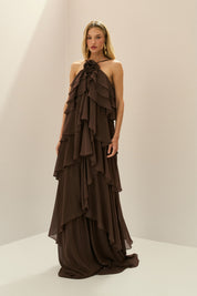 Vestido Longo em Chiffon com Decote Halter, Babados em Camadas e Costas Abertas - Atacama Marrom