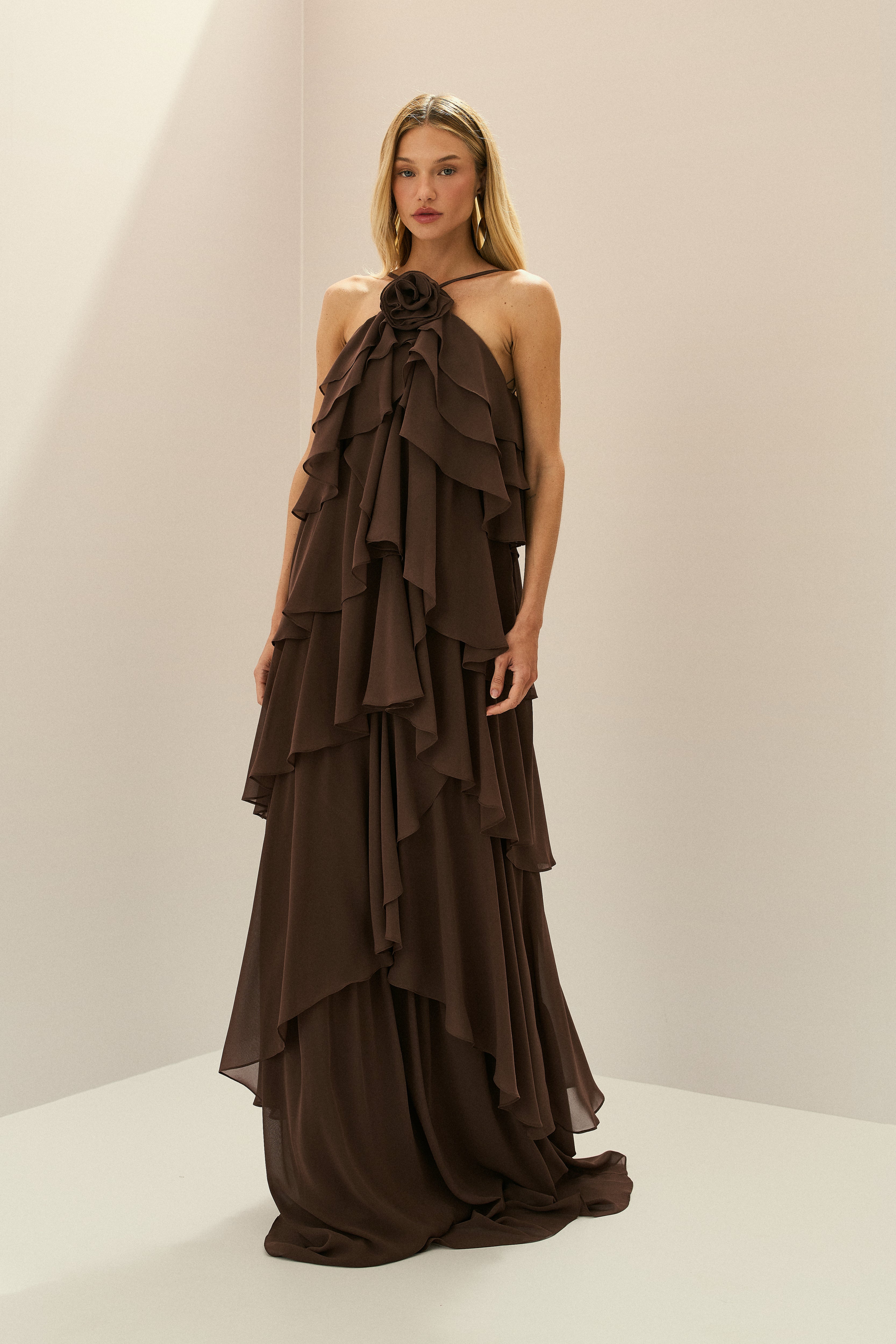 Vestido Longo em Chiffon com Decote Halter, Babados em Camadas e Costas Abertas - Atacama Marrom