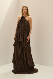 Vestido Longo em Chiffon com Decote Halter, Babados em Camadas e Costas Abertas - Atacama Marrom