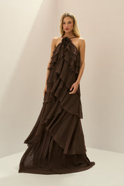 Vestido Longo em Chiffon com Decote Halter, Babados em Camadas e Costas Abertas - Atacama Marrom