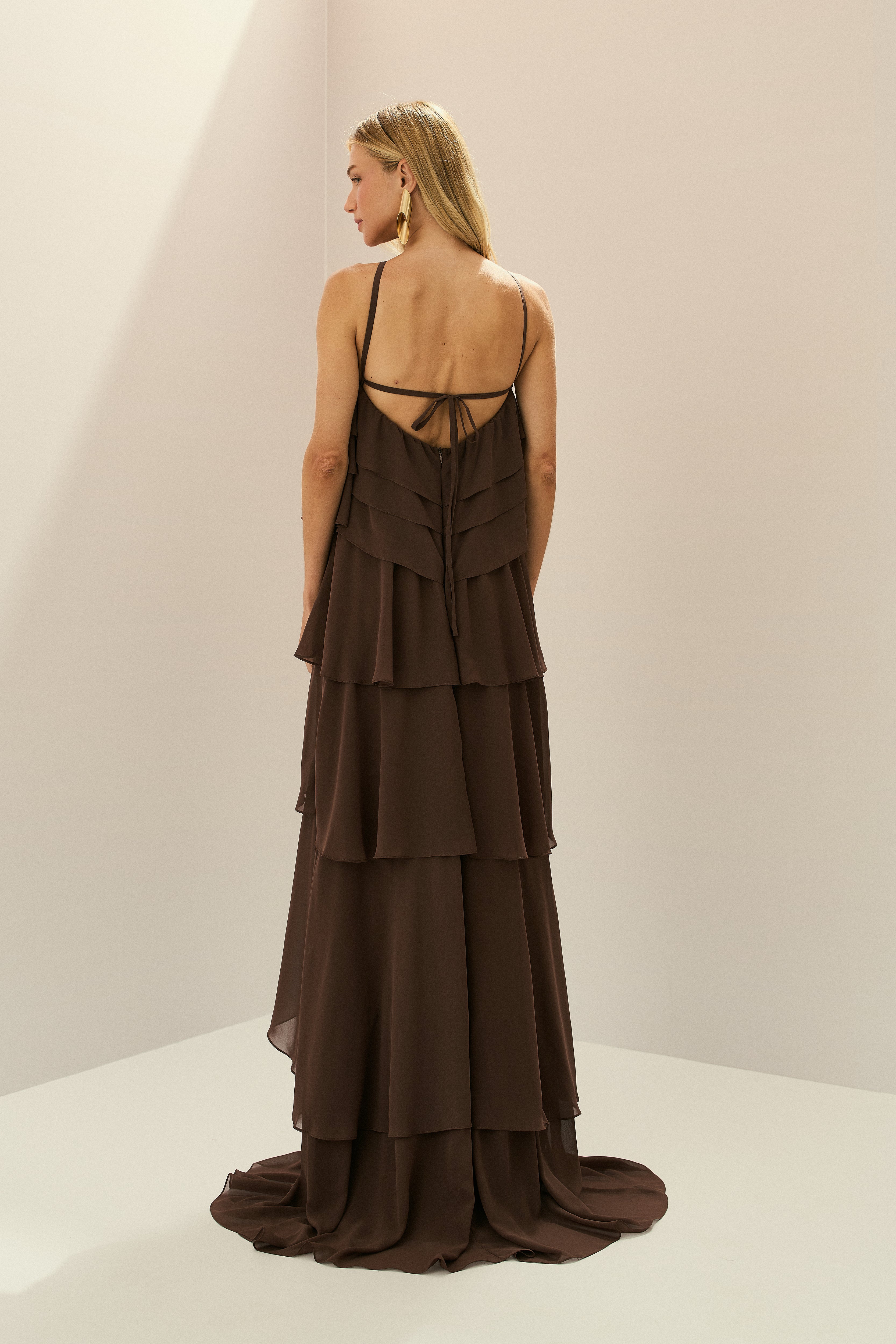 Vestido Longo em Chiffon com Decote Halter, Babados em Camadas e Costas Abertas - Atacama Marrom