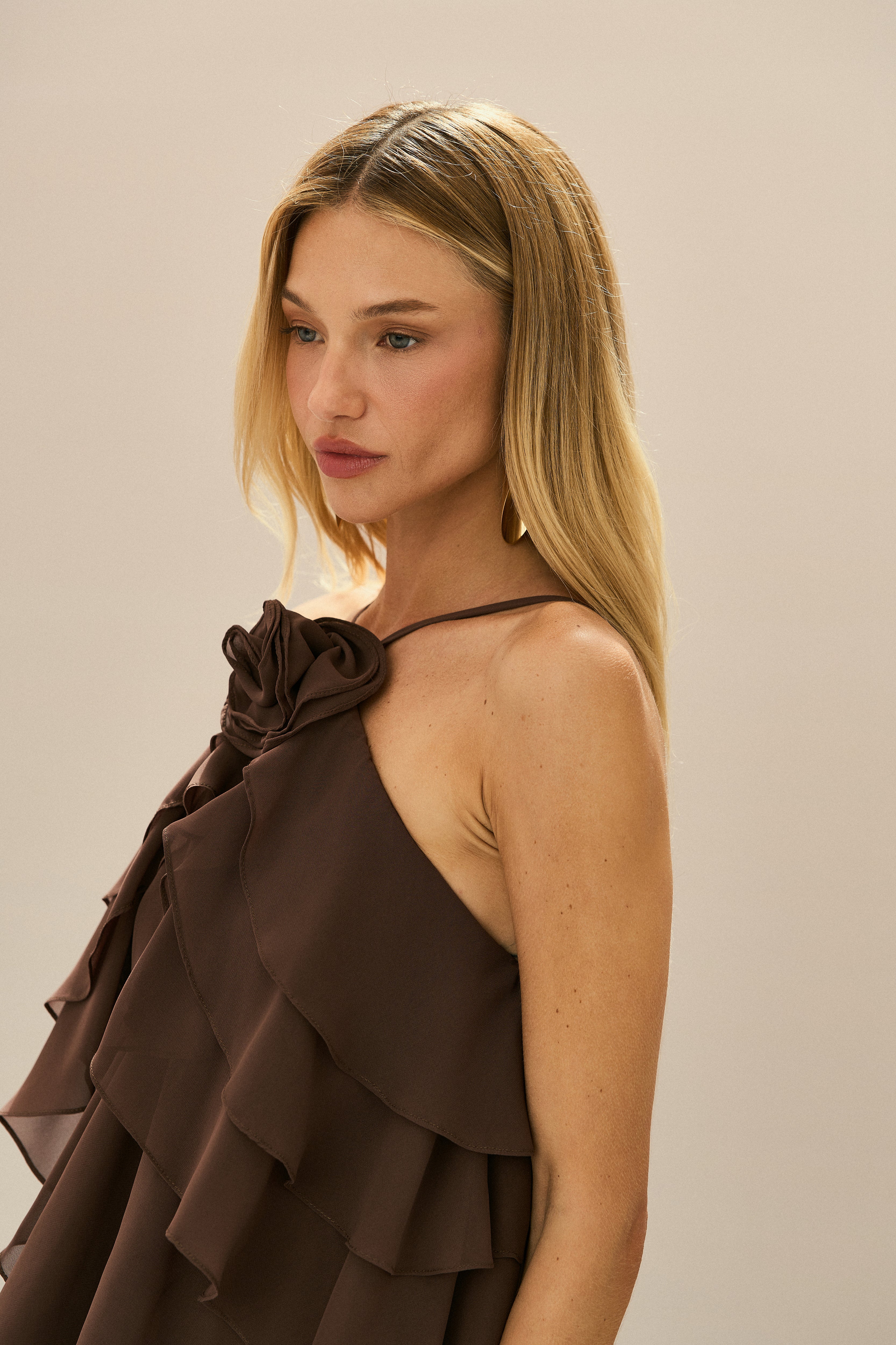 Vestido Longo em Chiffon com Decote Halter, Babados em Camadas e Costas Abertas - Atacama Marrom