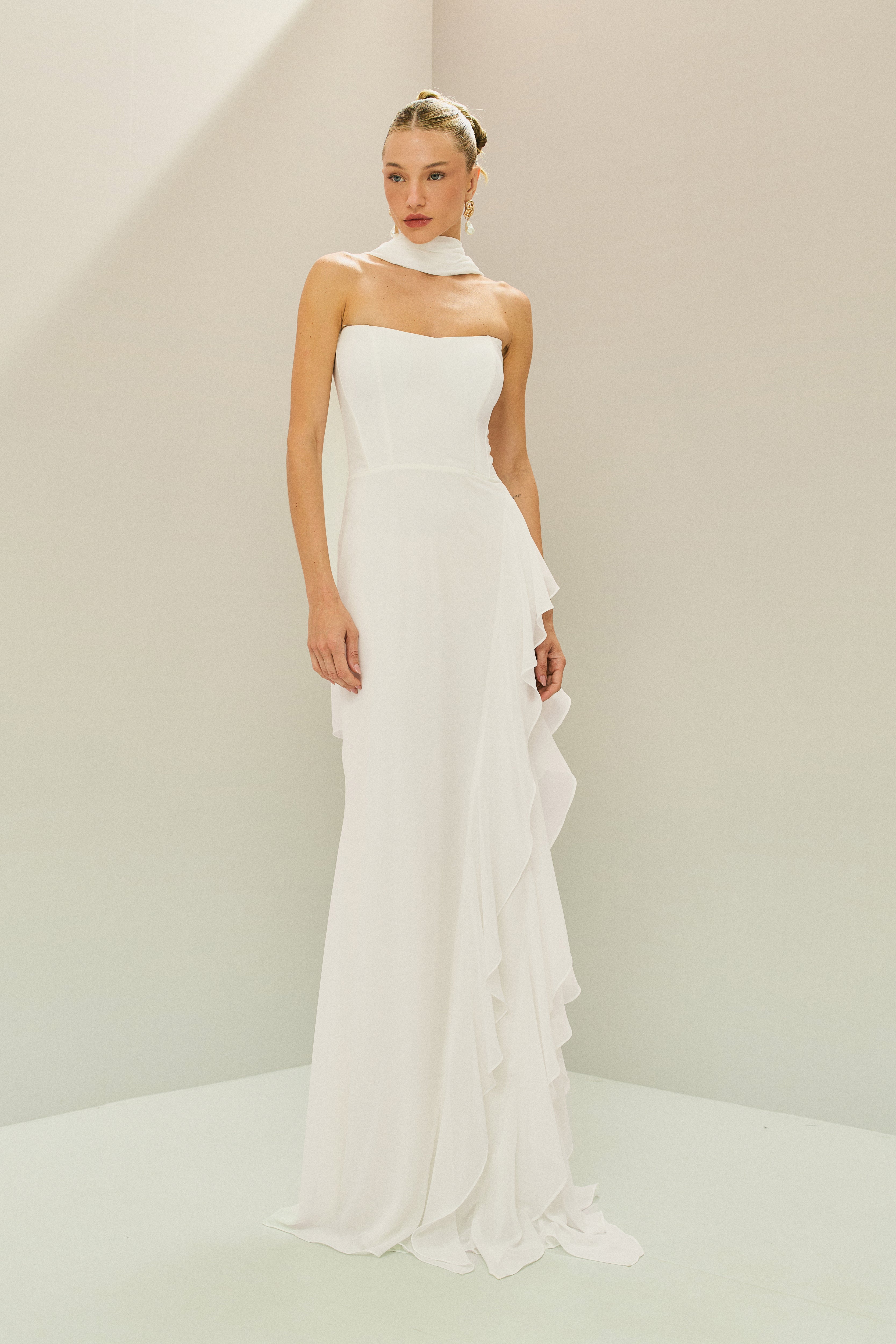 Vestido Longo em Chiffon com Decote Levemente V Sem Alças, Saia Sereia com Babados Laterais em Cascata e Echarpe - Velora Off White