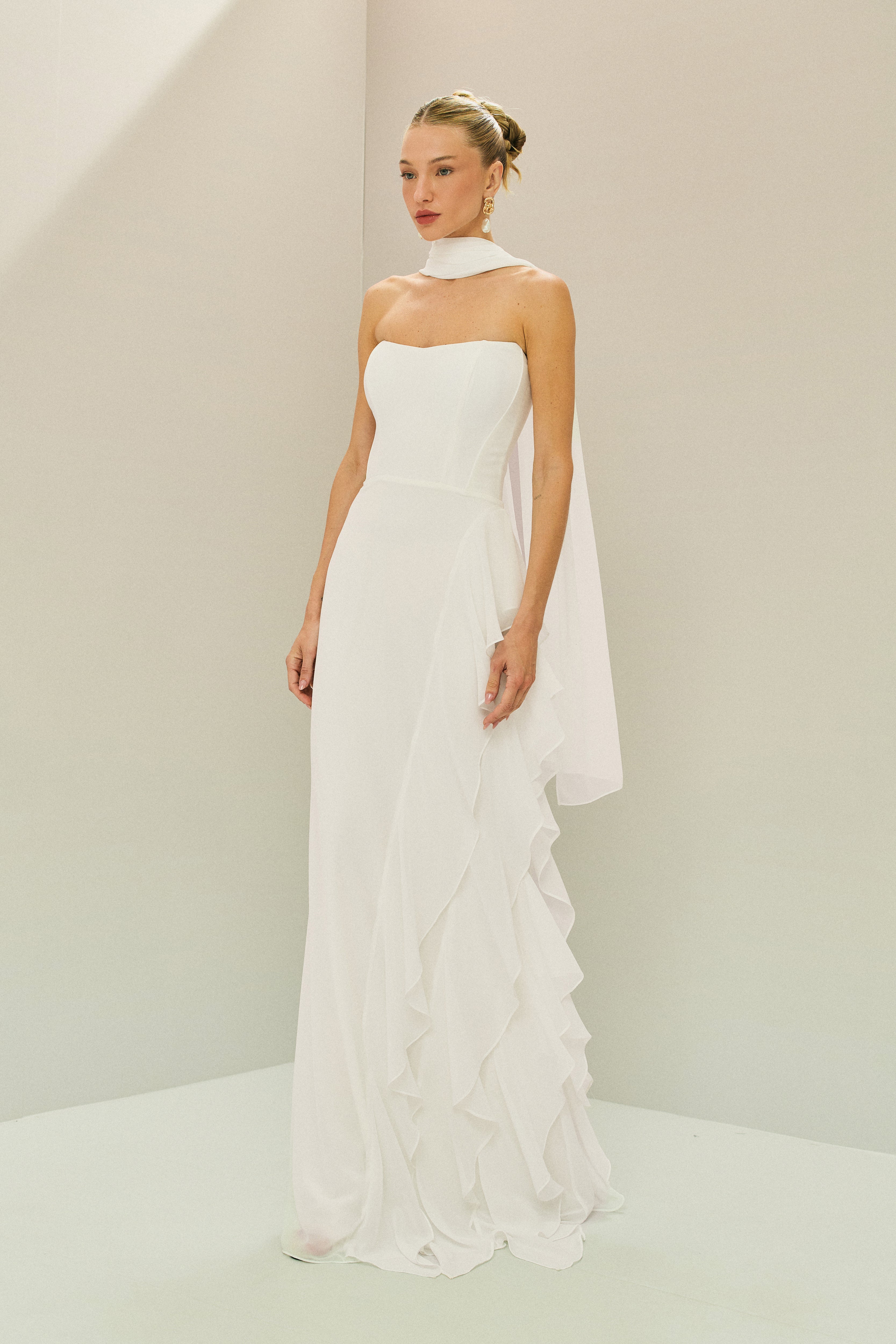 Vestido Longo em Chiffon com Decote Levemente V Sem Alças, Saia Sereia com Babados Laterais em Cascata e Echarpe - Velora Off White
