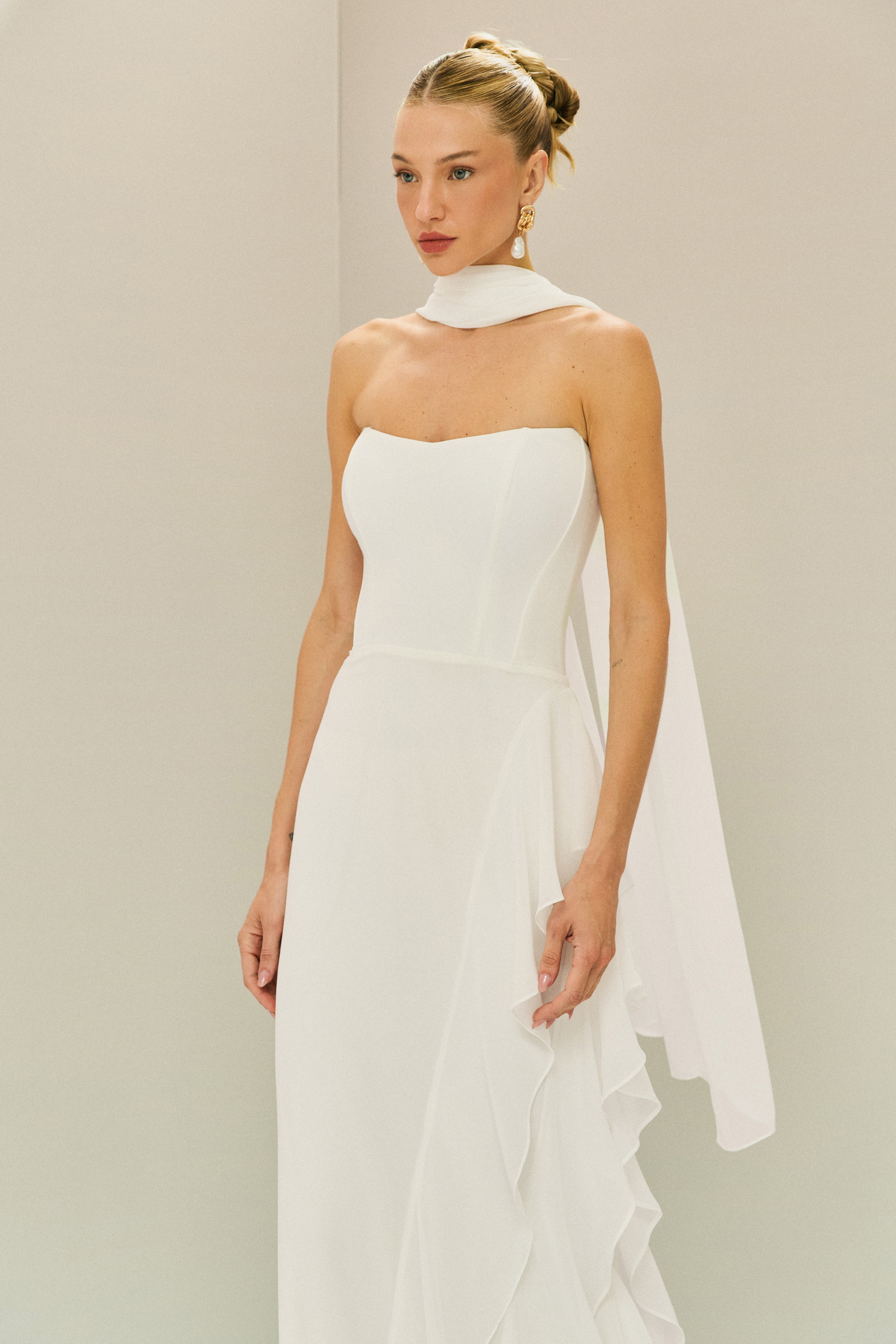 Vestido Longo em Chiffon com Decote Levemente V Sem Alças, Saia Sereia com Babados Laterais em Cascata e Echarpe - Velora Off White