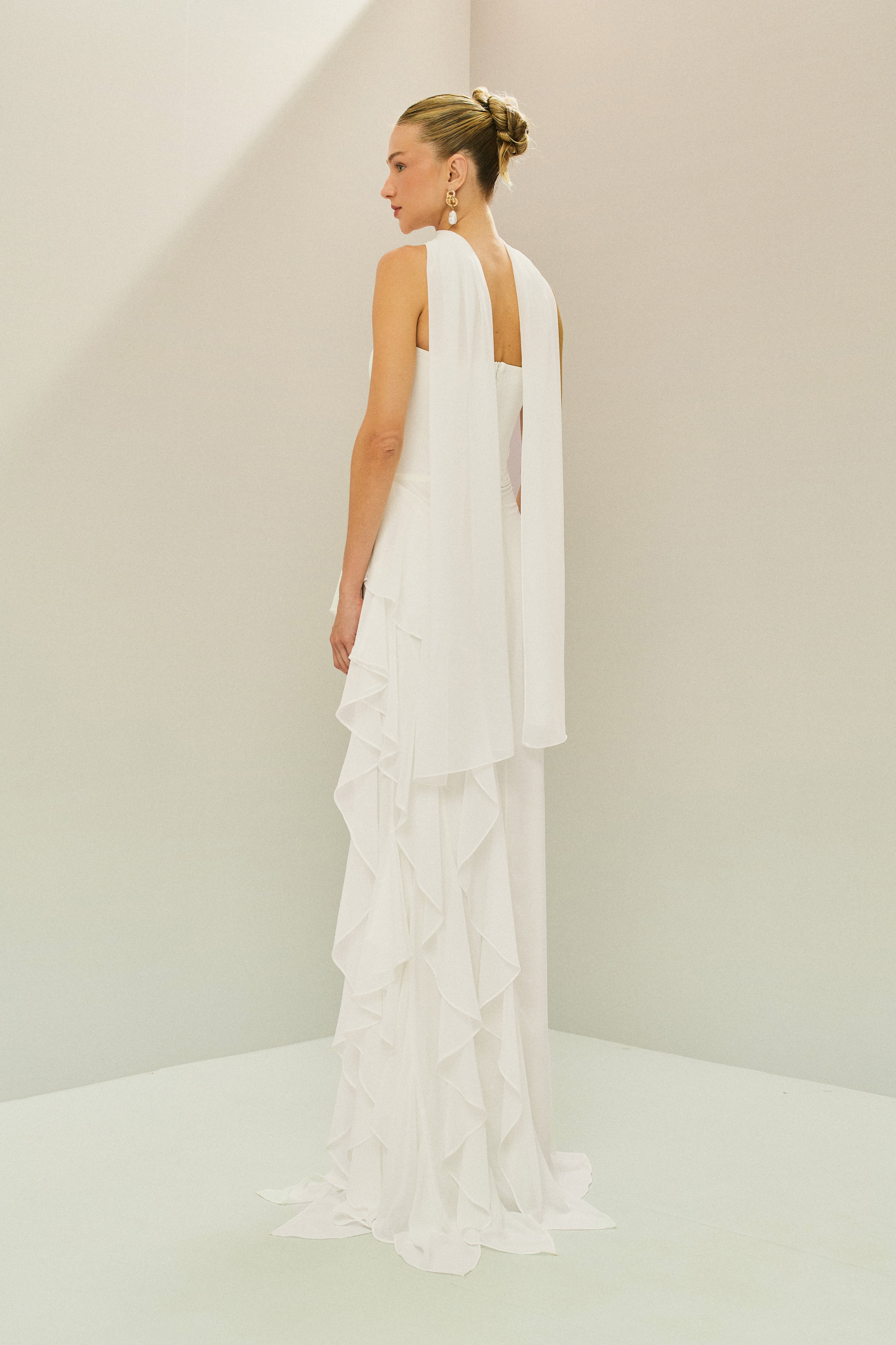 Vestido Longo em Chiffon com Decote Levemente V Sem Alças, Saia Sereia com Babados Laterais em Cascata e Echarpe - Velora Off White