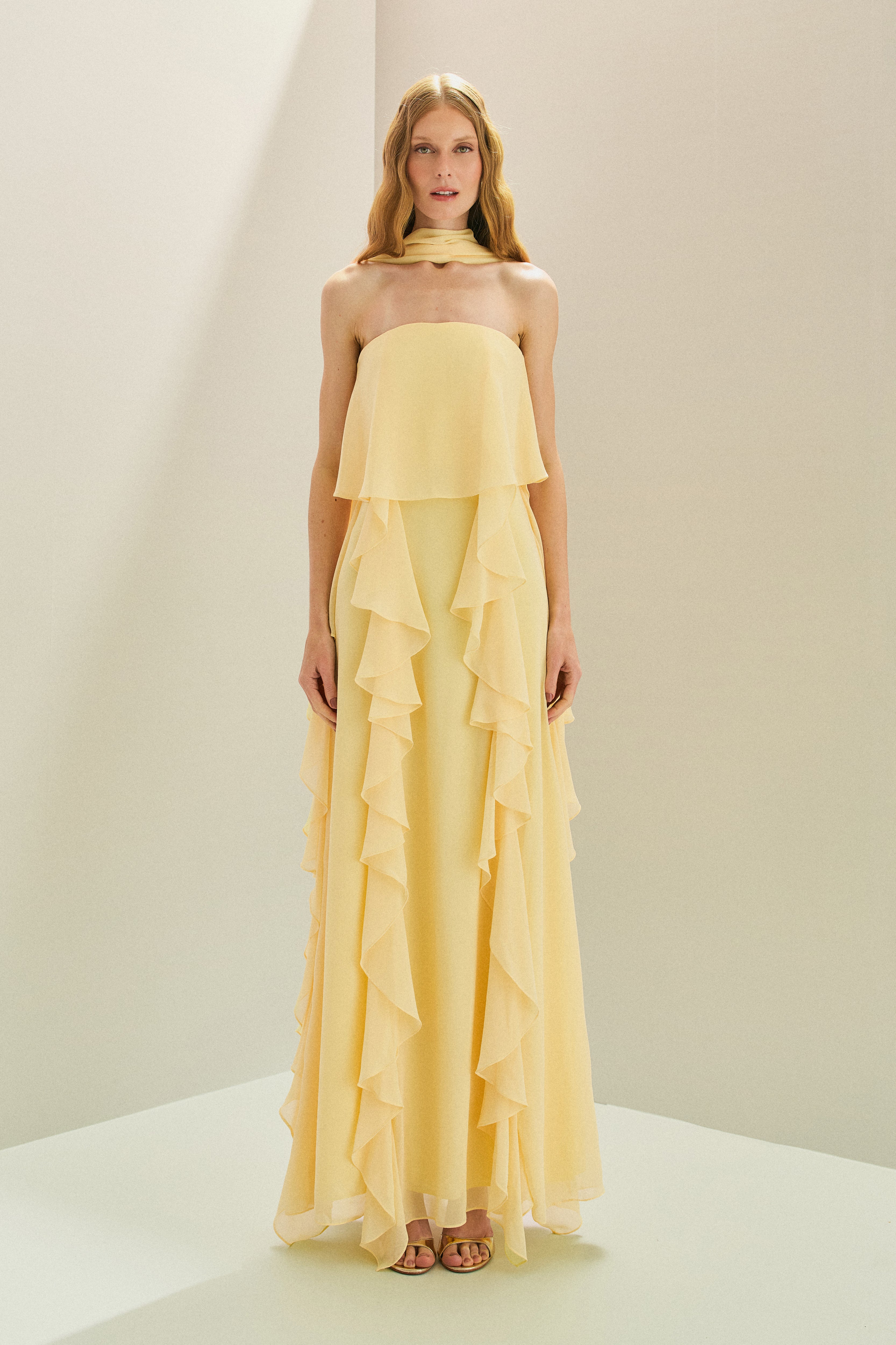 Vestido Longo em Chiffon com Decote Reto, Babados na Saia e Echarpe - Catalunha Amarelo Manteiga