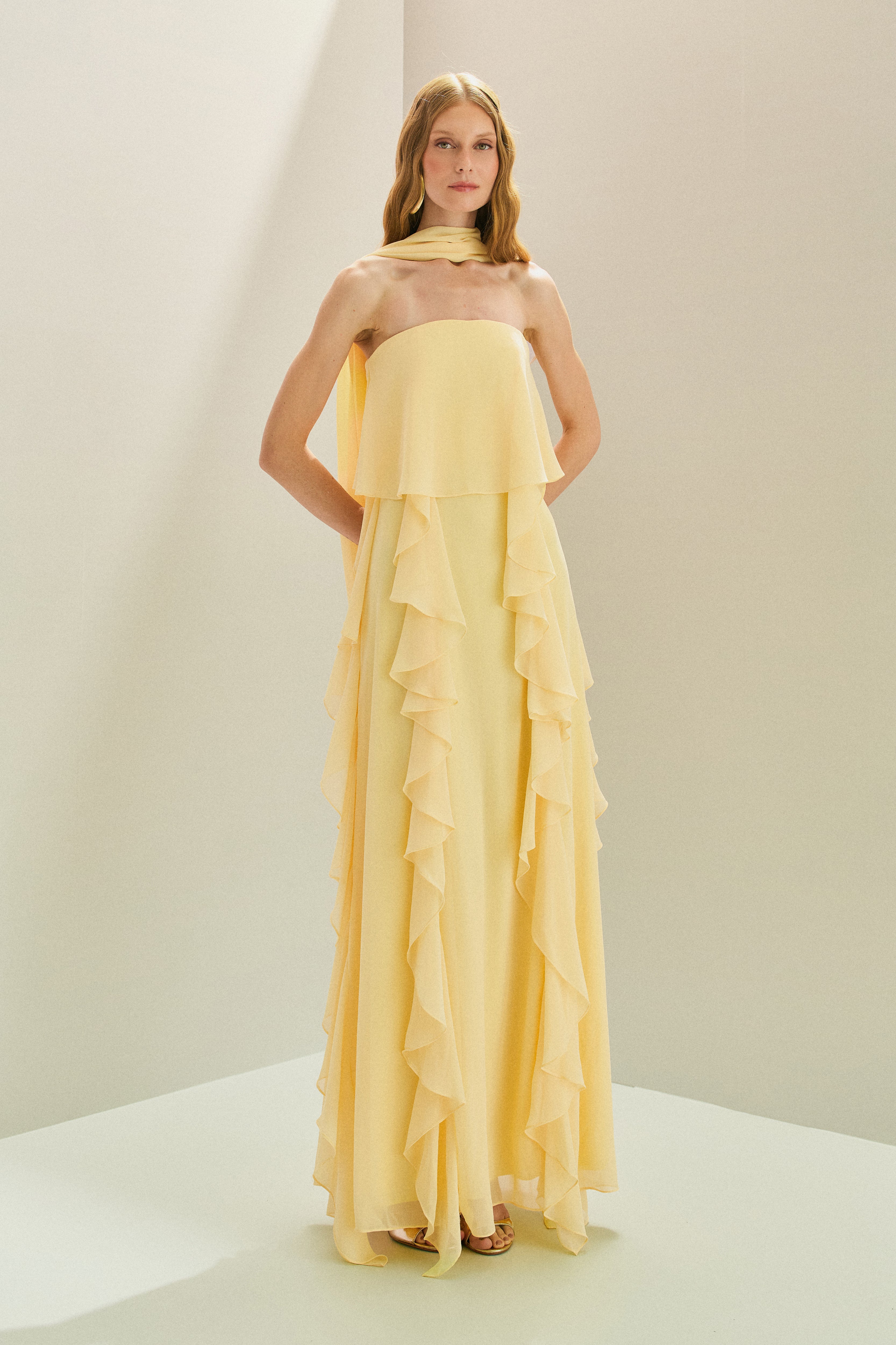 Vestido Longo em Chiffon com Decote Reto, Babados na Saia e Echarpe - Catalunha Amarelo Manteiga