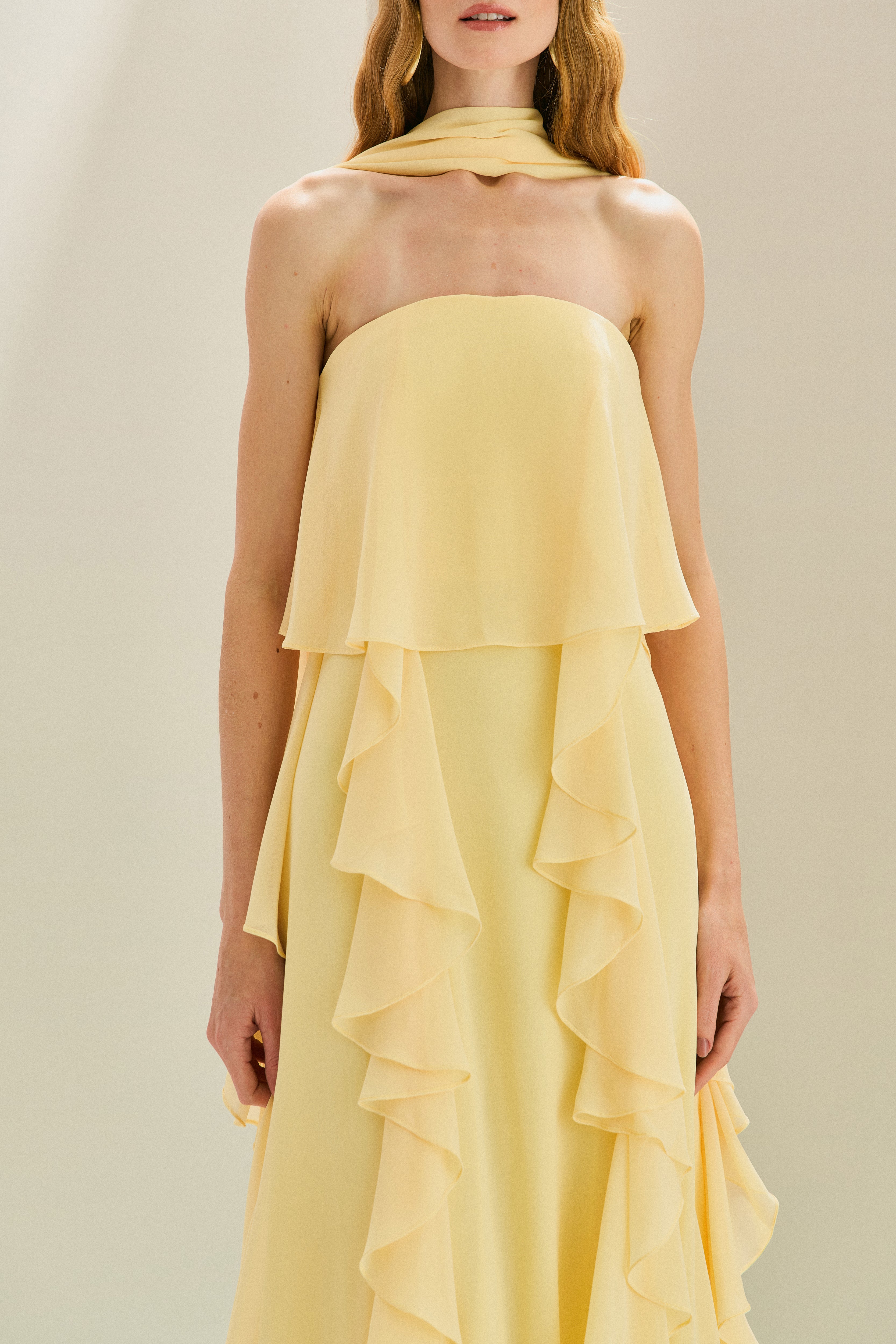 Vestido Longo em Chiffon com Decote Reto, Babados na Saia e Echarpe - Catalunha Amarelo Manteiga