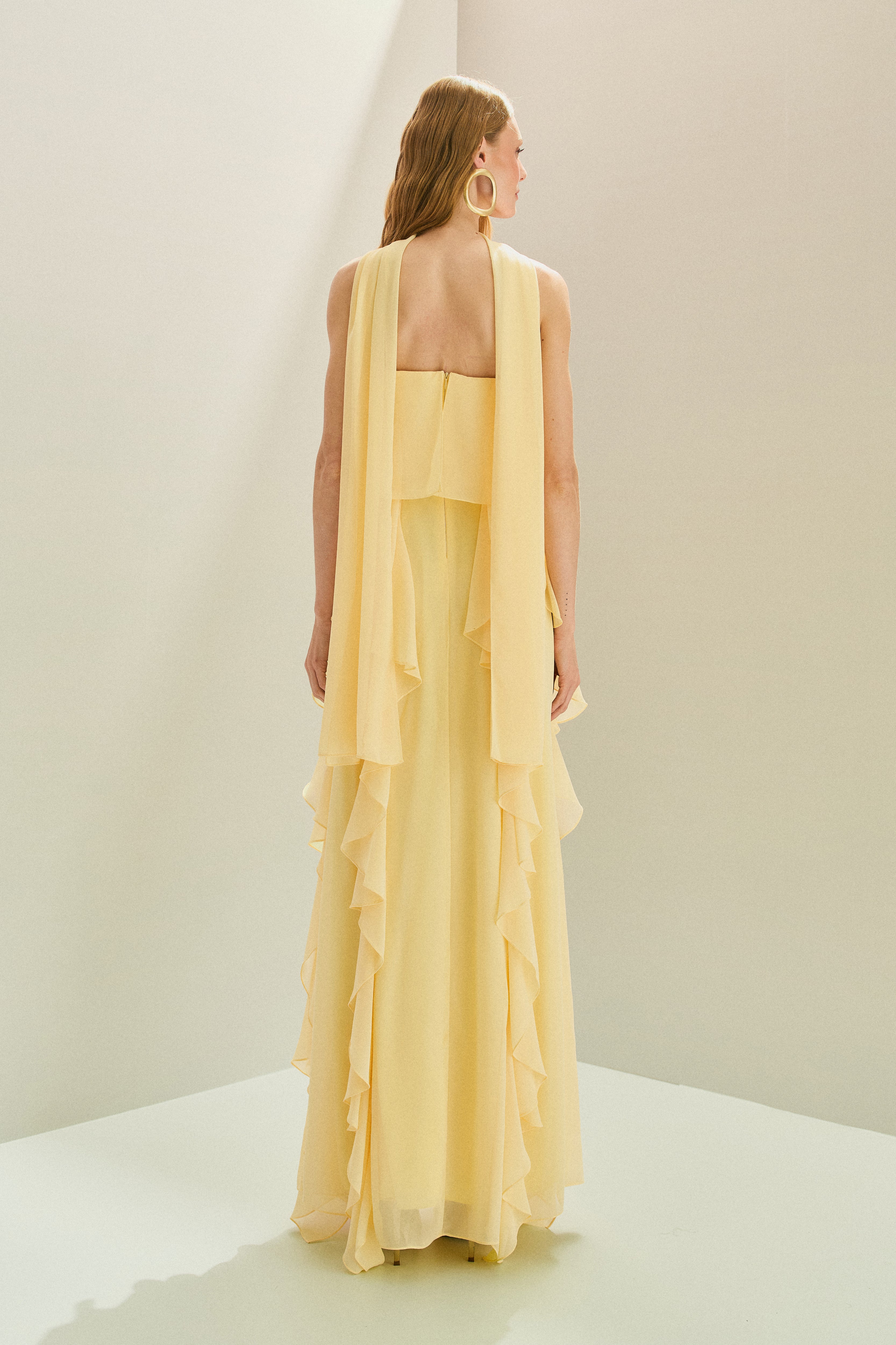 Vestido Longo em Chiffon com Decote Reto, Babados na Saia e Echarpe - Catalunha Amarelo Manteiga