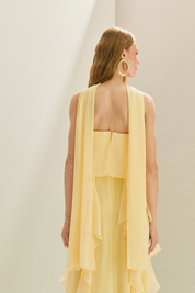 Vestido Longo em Chiffon com Decote Reto, Babados na Saia e Echarpe - Catalunha Amarelo Manteiga