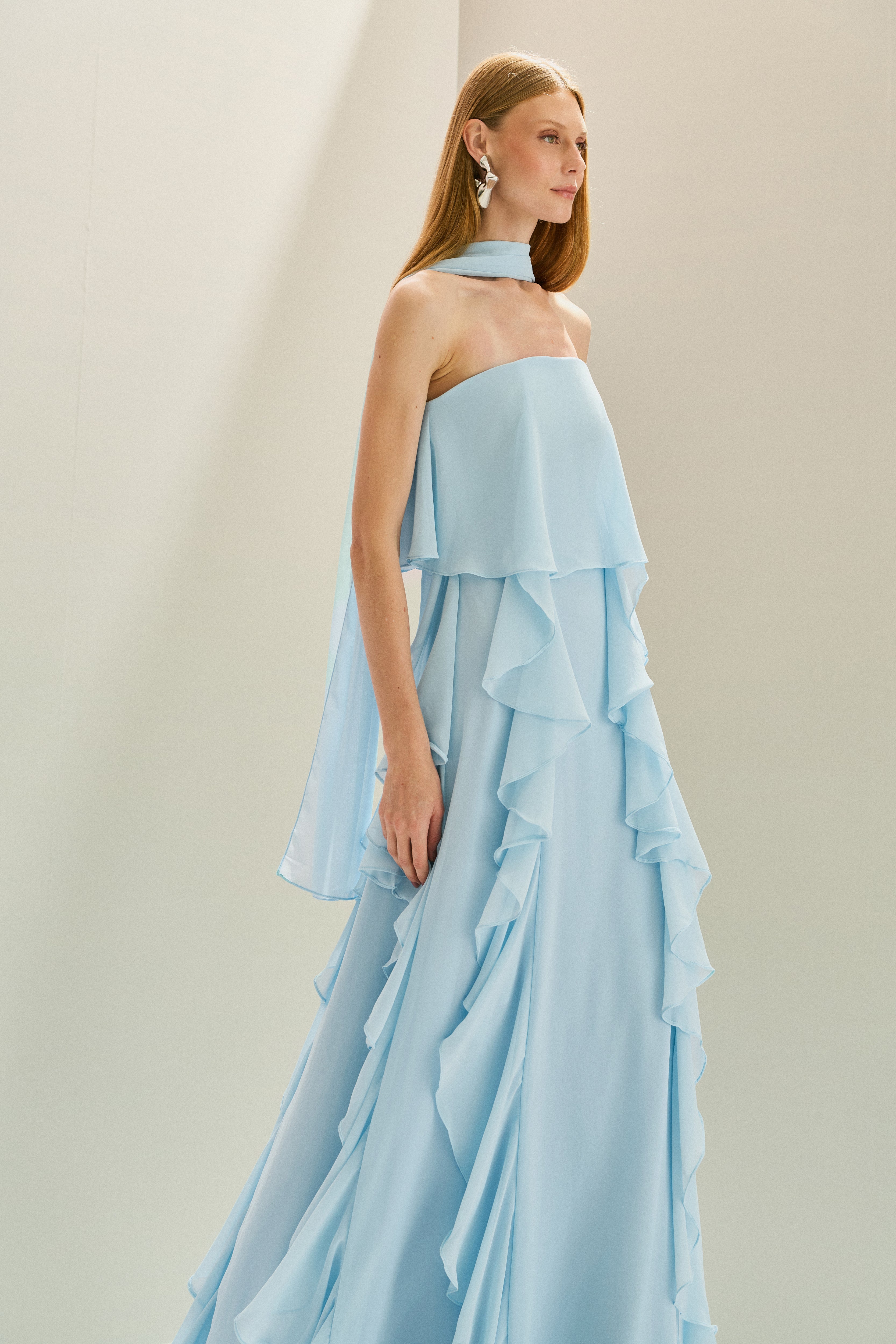 Vestido_Longo_em_Chiffon_com_Decote_Reto_Babados_na_Saia_e_Echarpe_Catalunha_Azul_Serenity1.jpg