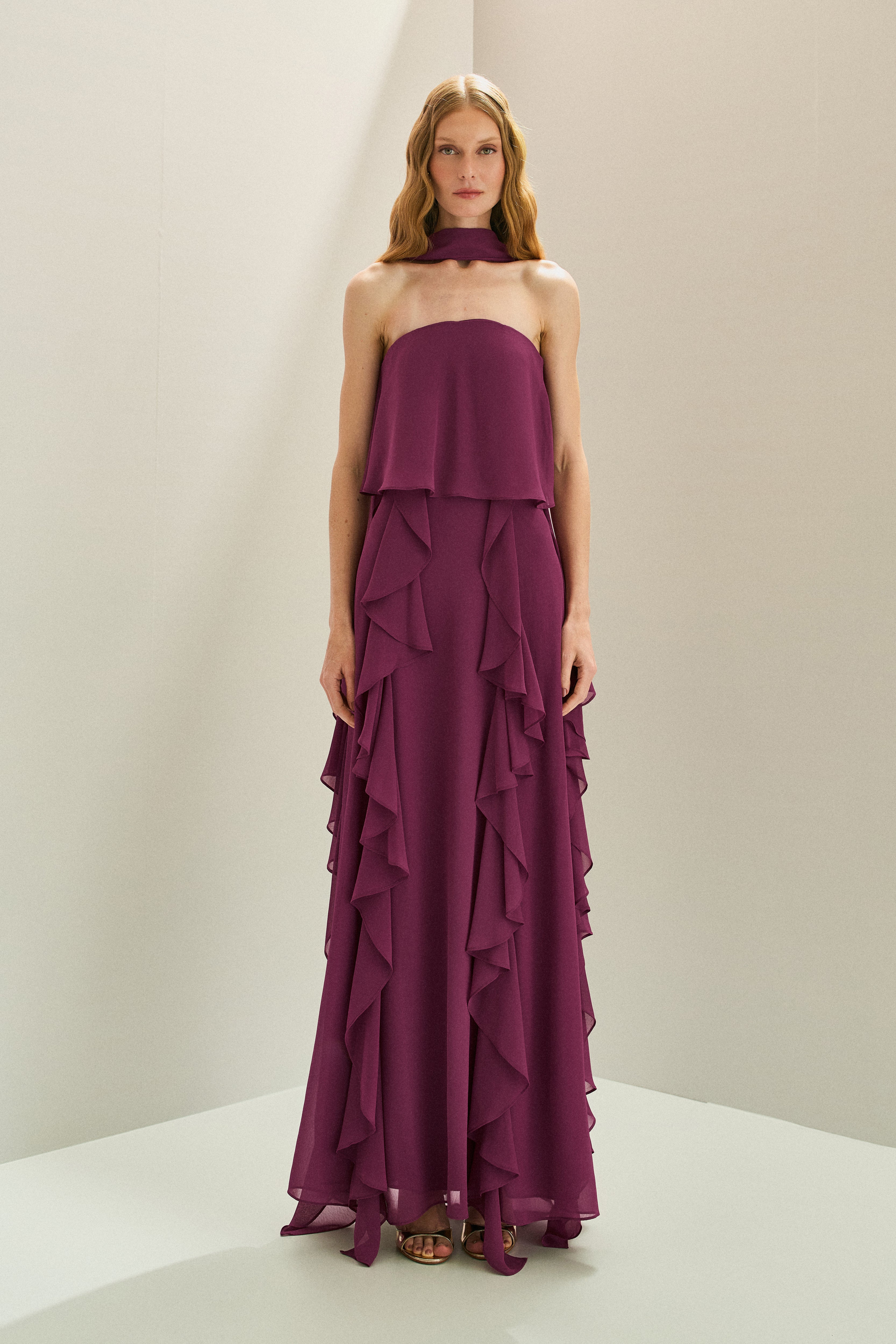Vestido_Longo_em_Chiffon_com_Decote_Reto_Babados_na_Saia_e_Echarpe_Catalunha_Fucsia1.jpg