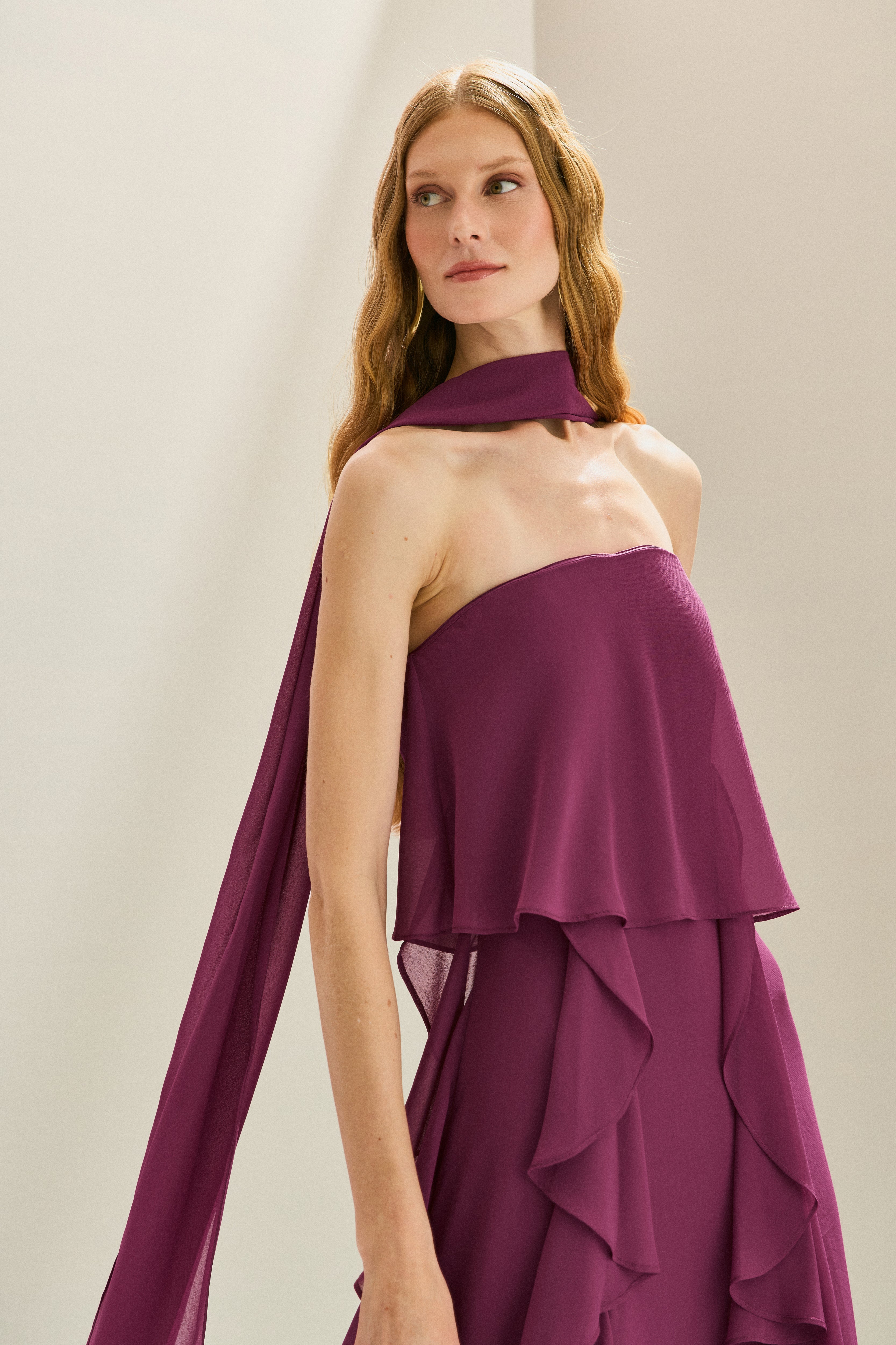 Vestido_Longo_em_Chiffon_com_Decote_Reto_Babados_na_Saia_e_Echarpe_Catalunha_Fucsia3.jpg