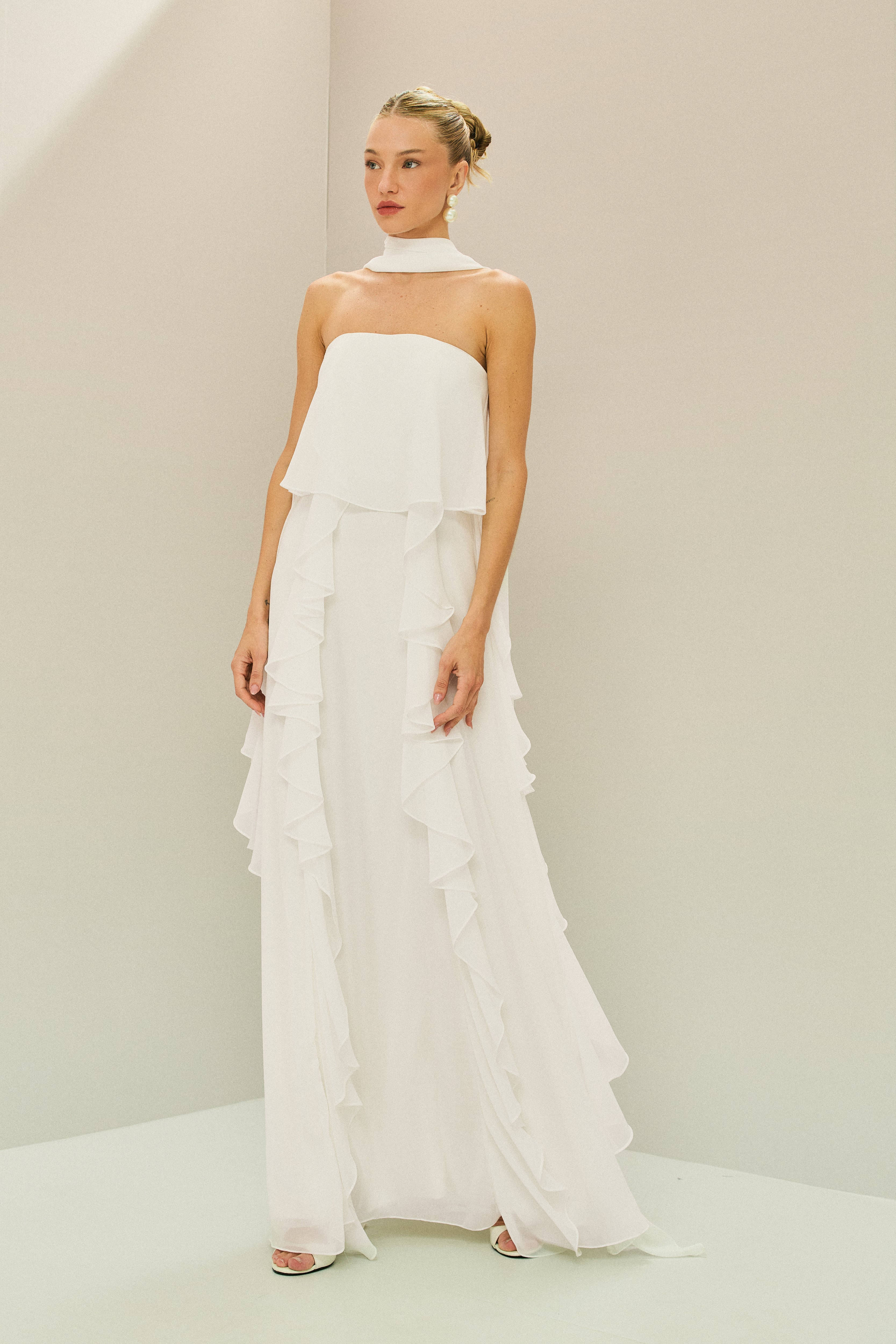 Vestido Longo em Chiffon com Decote Reto, Babados na Saia e Echarpe - Catalunha Off White