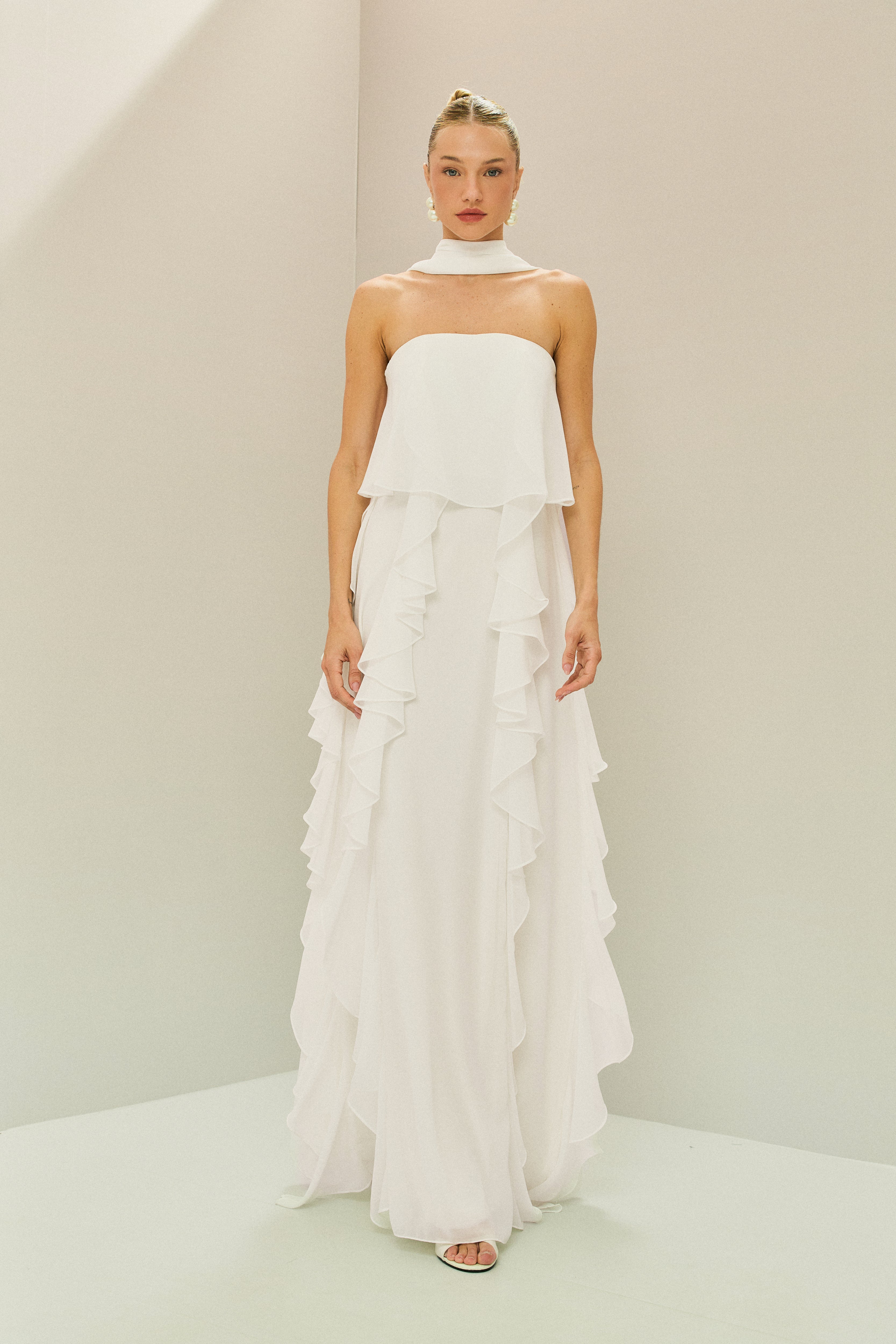 Vestido Longo em Chiffon com Decote Reto, Babados na Saia e Echarpe - Catalunha Off White