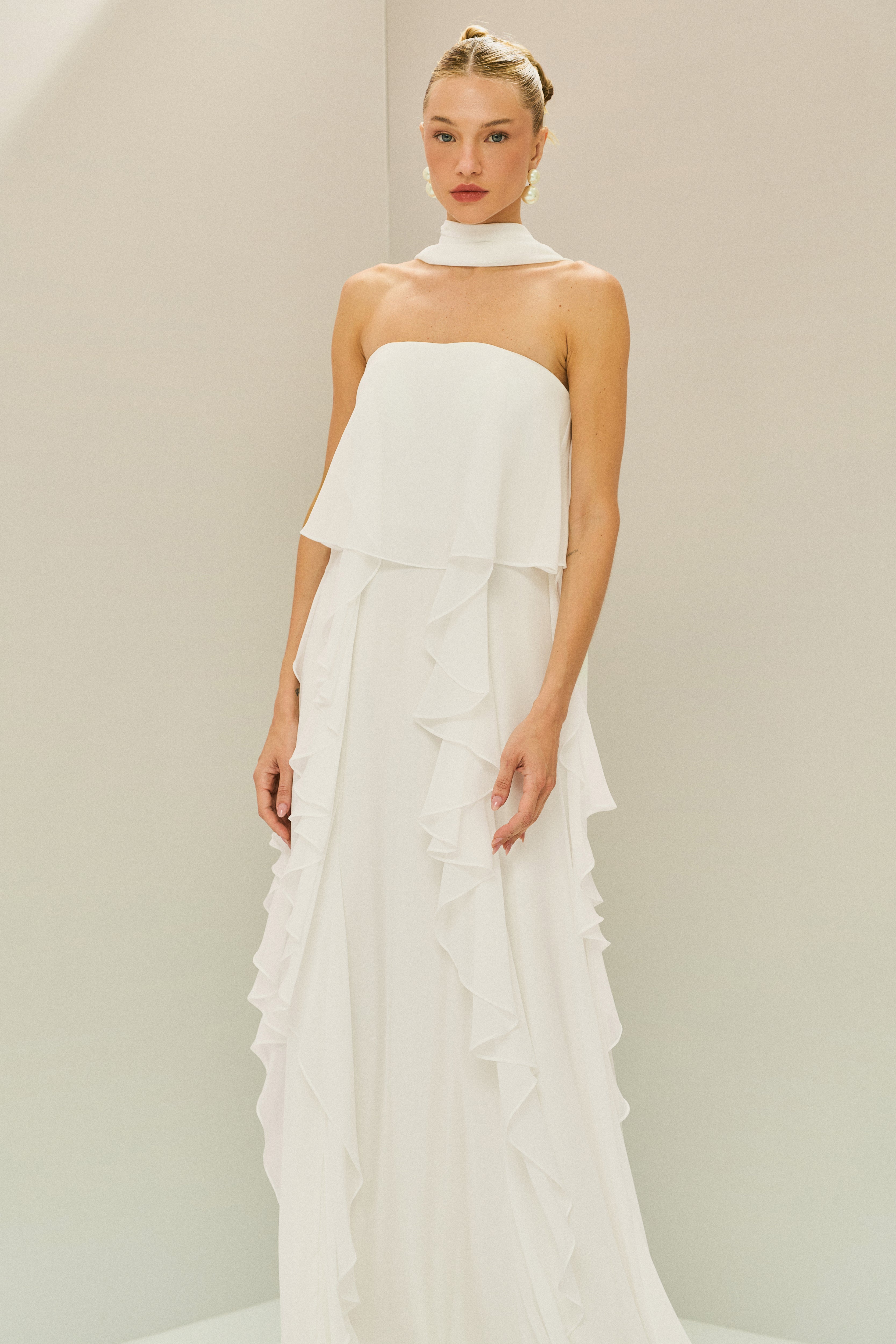 Vestido Longo em Chiffon com Decote Reto, Babados na Saia e Echarpe - Catalunha Off White
