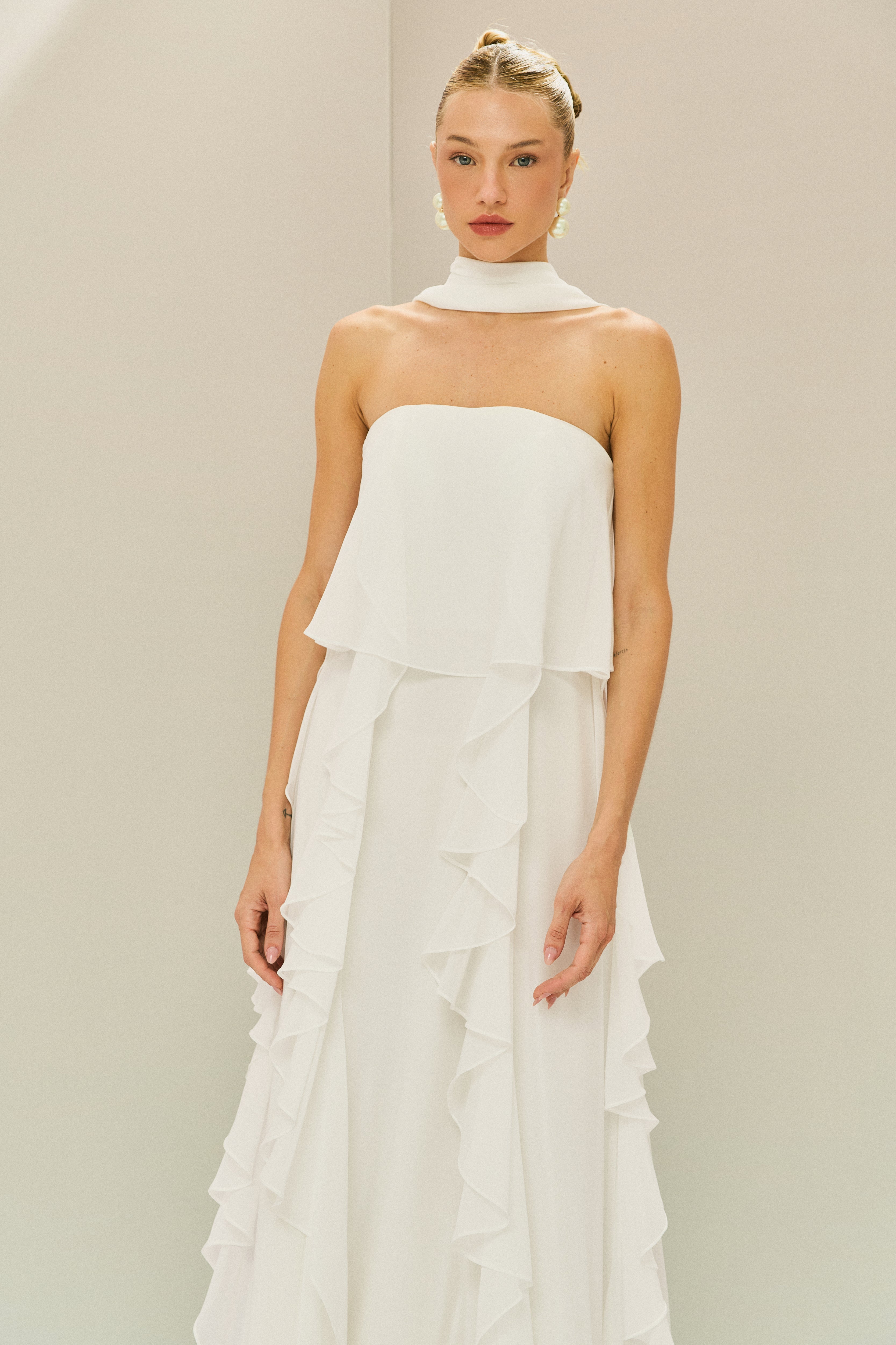 Vestido_Longo_em_Chiffon_com_Decote_Reto_Babados_na_Saia_e_Echarpe_Catalunha_Off_white4.jpg