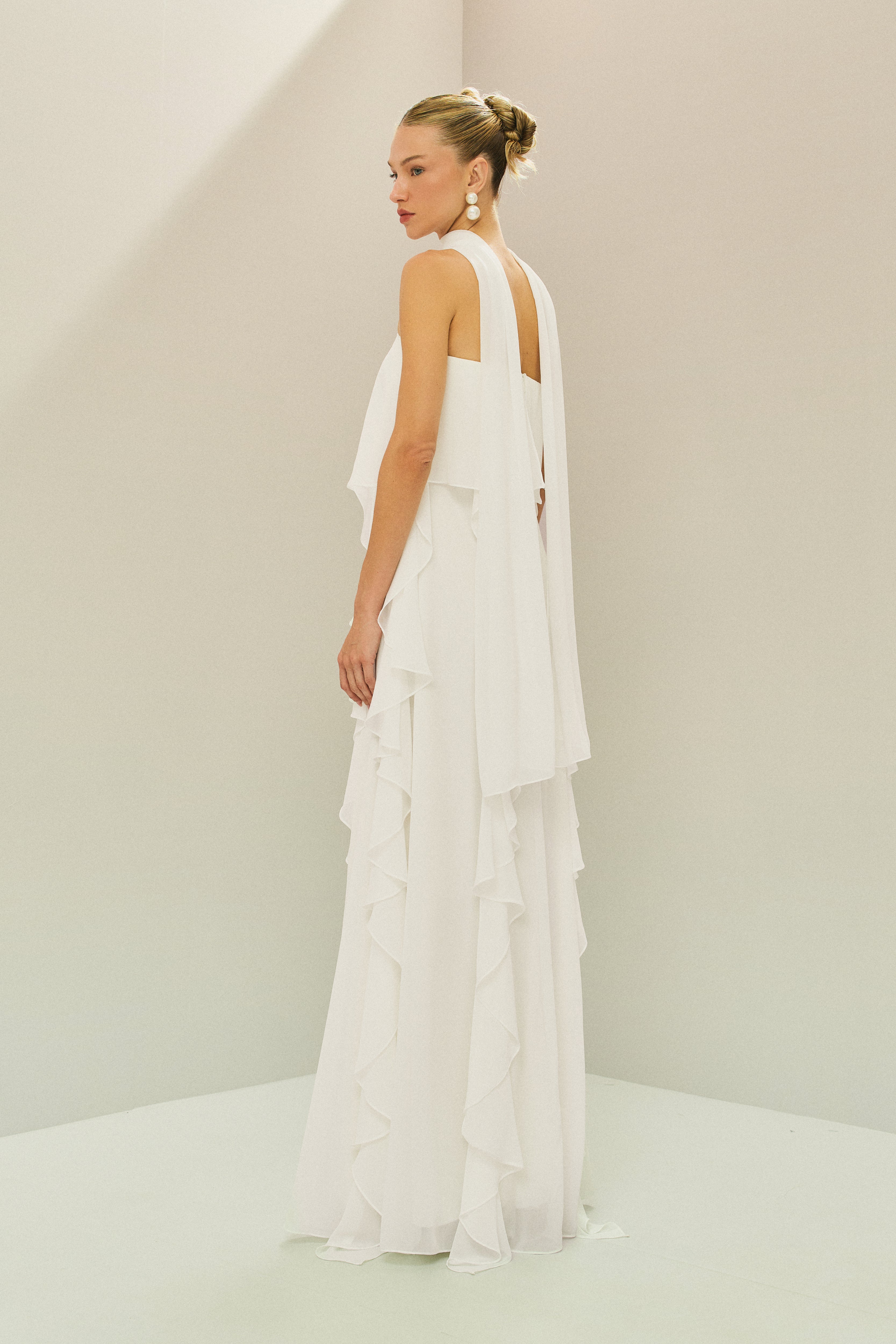 Vestido Longo em Chiffon com Decote Reto, Babados na Saia e Echarpe - Catalunha Off White