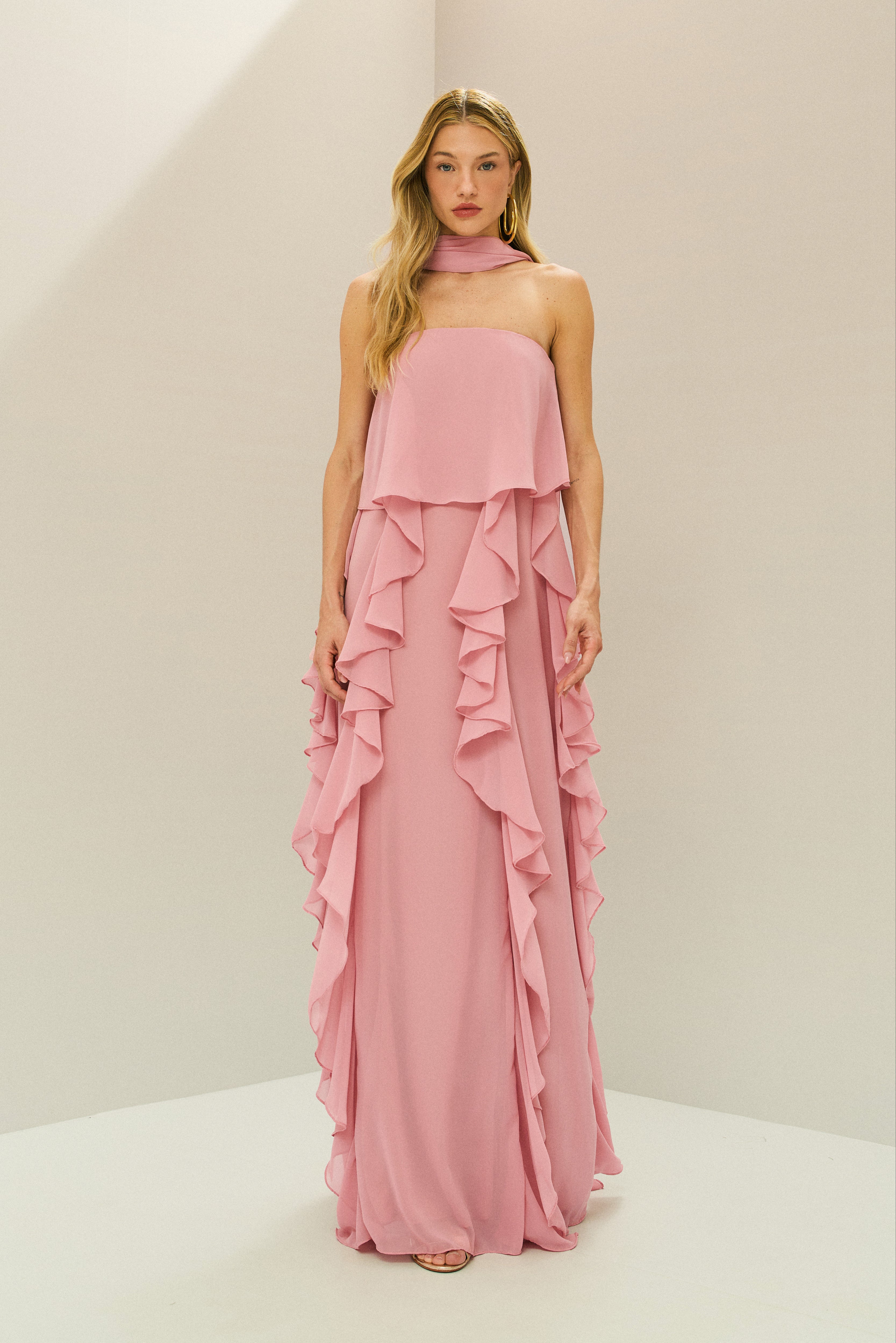 Vestido Longo em Chiffon com Decote Reto, Babados na Saia e Echarpe - Catalunha Rosa Claro