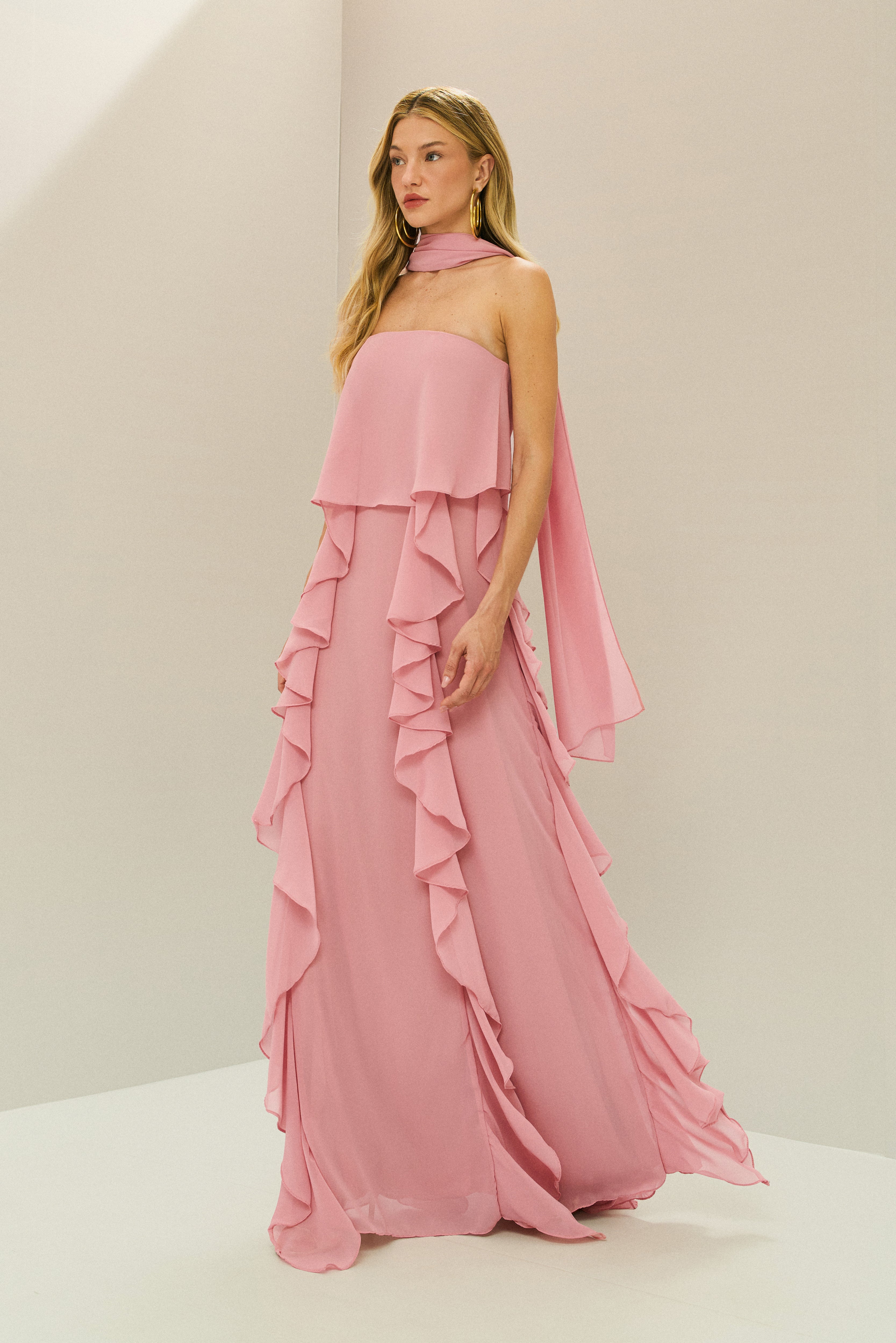 Vestido_Longo_em_Chiffon_com_Decote_Reto_Babados_na_Saia_e_Echarpe_Catalunha_Rosa_Claro2.jpg