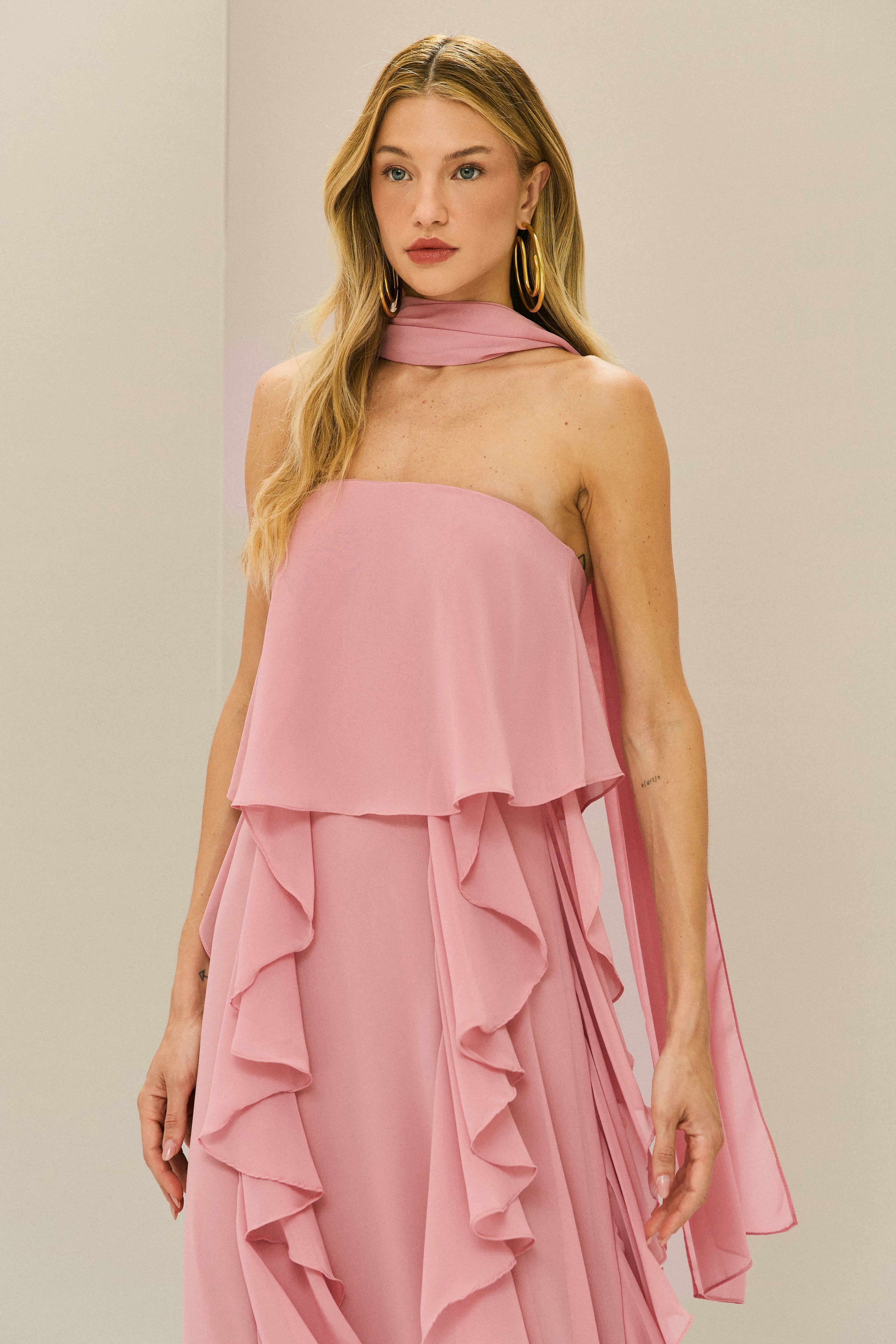 Vestido_Longo_em_Chiffon_com_Decote_Reto_Babados_na_Saia_e_Echarpe_Catalunha_Rosa_Claro3.jpg