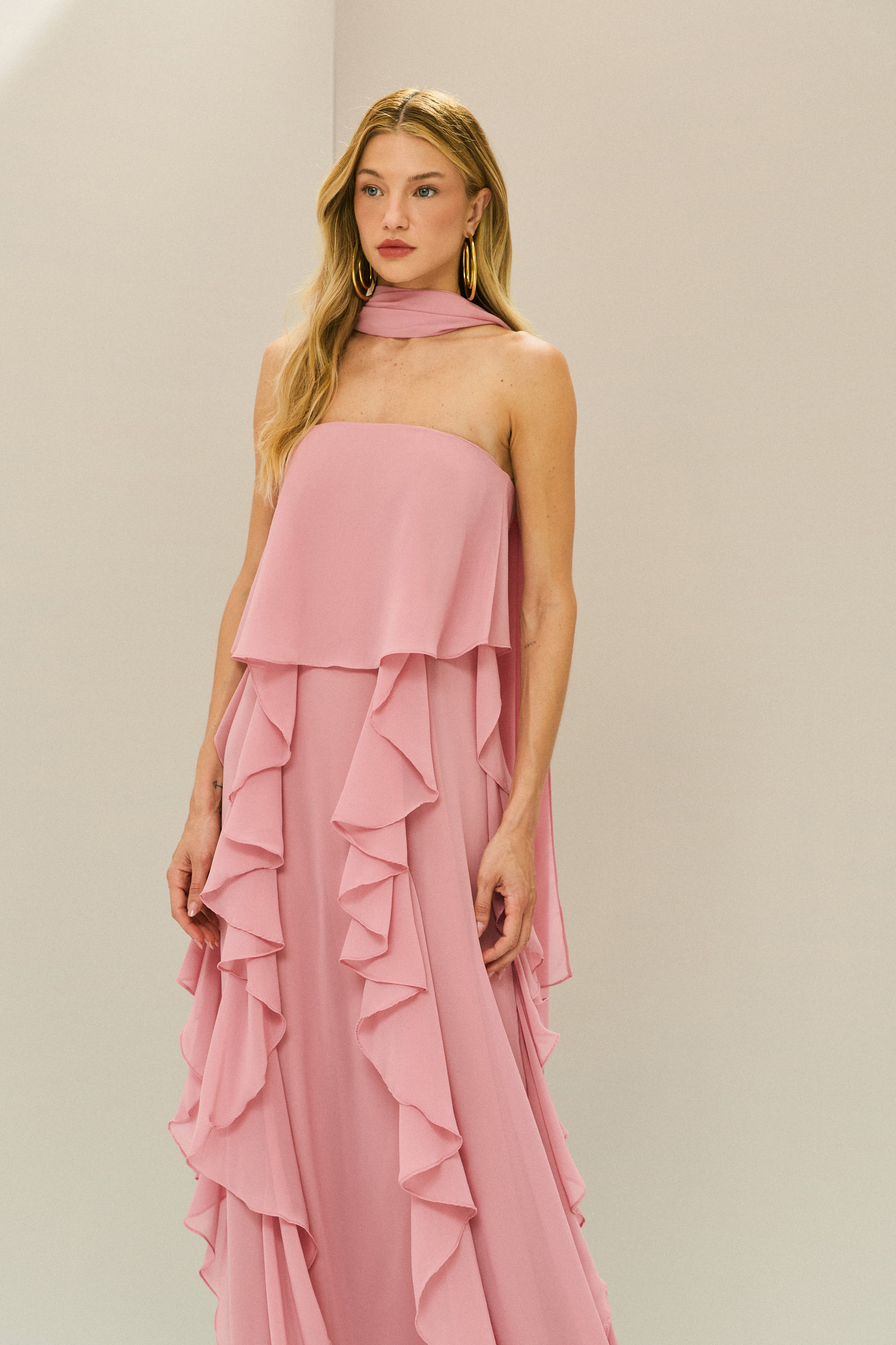 Vestido Longo em Chiffon com Decote Reto, Babados na Saia e Echarpe - Catalunha Rosa Claro